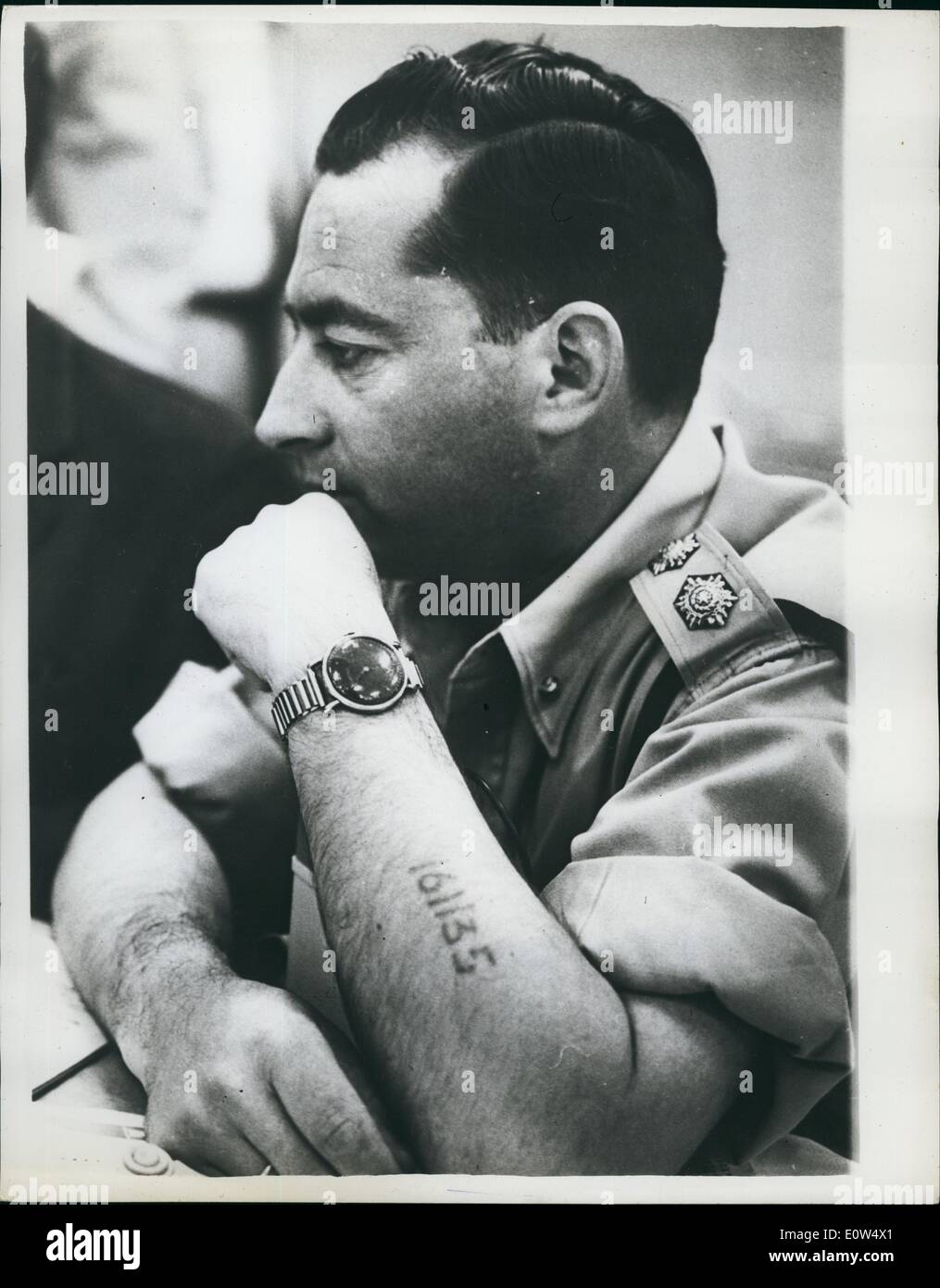 Mai 05, 1961 - Procès d'Adolf Eichmann en Israël se poursuit. Le capitaine de police a été victime sur les Nazis : le procès d'Adolf Eichmann ancien leader Nazi continue à Jérusalem et un moment dramatique s'est produit lorsque le témoin a dit à Buzhminski de voir un enfant de 15 coups de fouet - 80 coups de fouet par un désir homme à Auchwitz Nazi il a ensuite identifié la victime maintenant 34 ans que le capitaine de police Michael Goldmann qui travaille maintenant dans la cour de Jérusalem sur l'affaire Eichmann Banque D'Images