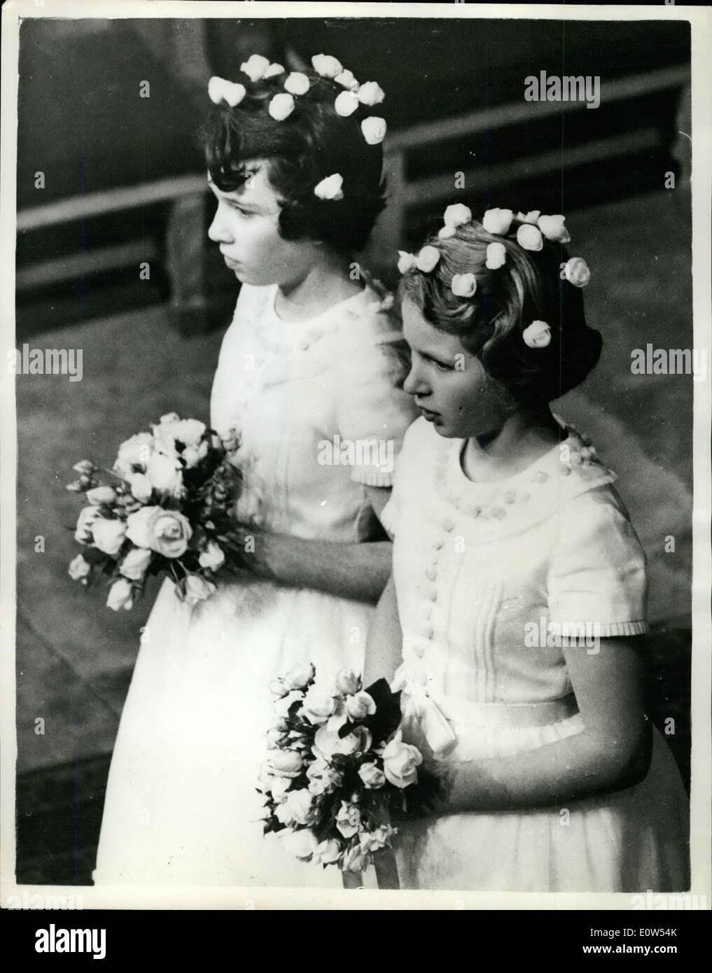 Juin 08, 1961 - Le duc de Kent épouse Katharine Worsley : S.A.R. le duc de Kent s'est mariée à la cathédrale de York aujourd'hui à Mlle Katharine Worsley, fille de Sir William et Lady Worsley. De nombreux Britanniques et étrangères y ont participé. royals Le duc de Kent portait l'uniforme de cérémonie de son régiment, le Royal Scots Greys. Photo montre deux des demoiselles, 12 ans, Sandra le beurre et la Princesse Anne, 10 dans la procession d'aujourd'hui. Banque D'Images