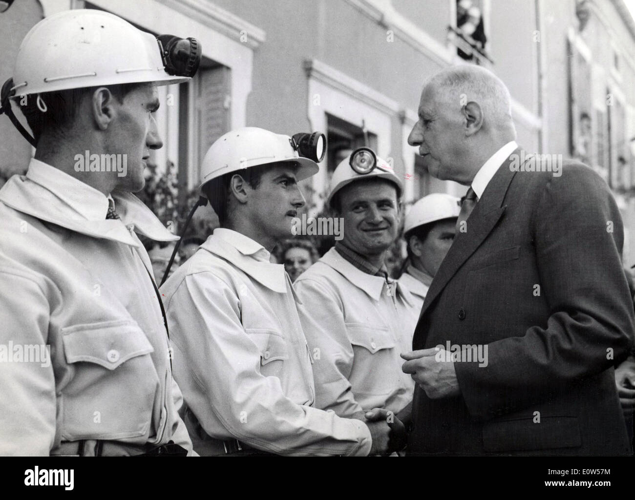 Le président de la France, CHARLES DE GAULLE greats les mineurs de charbon après avoir visité les mines de Sazeray. Banque D'Images