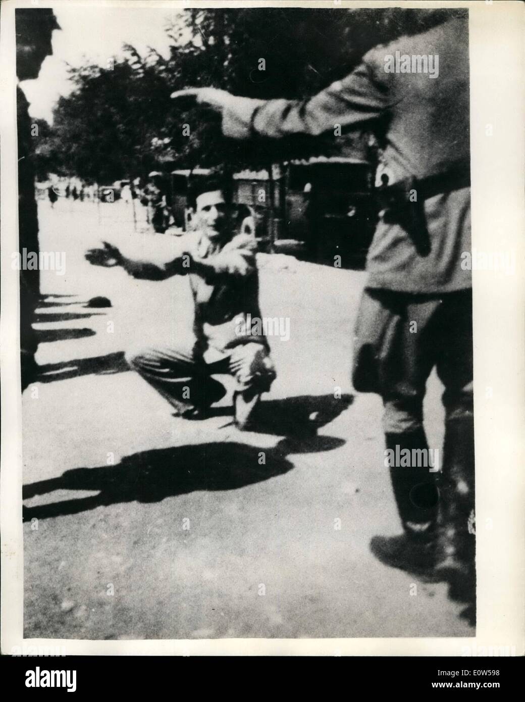 Mai 05, 1961 - Le procès Eichmann à Jérusalem se poursuit : le procès d'Adolf Eichmann maintenant dans sa 30e jour continue à Jérusalem. Parmi les témoins d'un témoignage récent a été Titzhak Nechama - la preuve étant que 9 000 Juifs ont été exhibés dans une place de Salonique en juillet 1942 et ont été battus par les Allemands. Les photographies ont été produites en preuve d'un homme d'être relancé avec un seau d'eau après avoir été battu dans l'inconscience et de marins de rire alors qu'un homme a été fouetté Banque D'Images