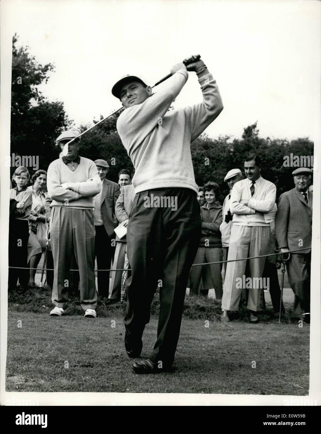 Septembre 08, 1961 - 8-9-61 Match Play Championship à Walton Heath. Colin Cowdrey watches Dai Rees dans jouer Ã¢â€" bien connu de nombreux Banque D'Images