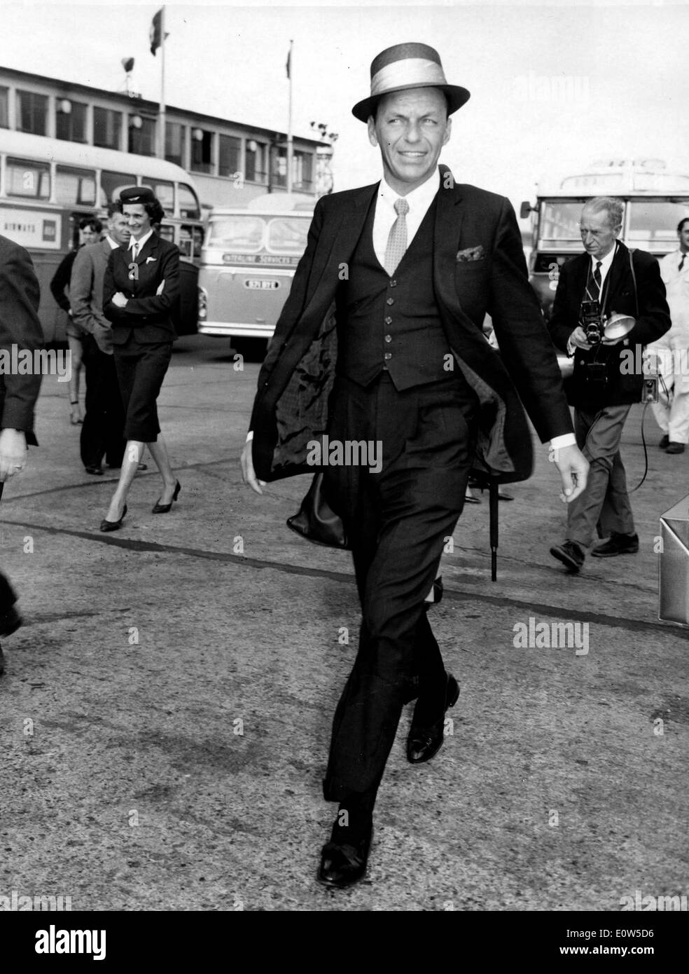 Chanteur Frank Sinatra marche autour de l'aéroport de Londres Banque D'Images