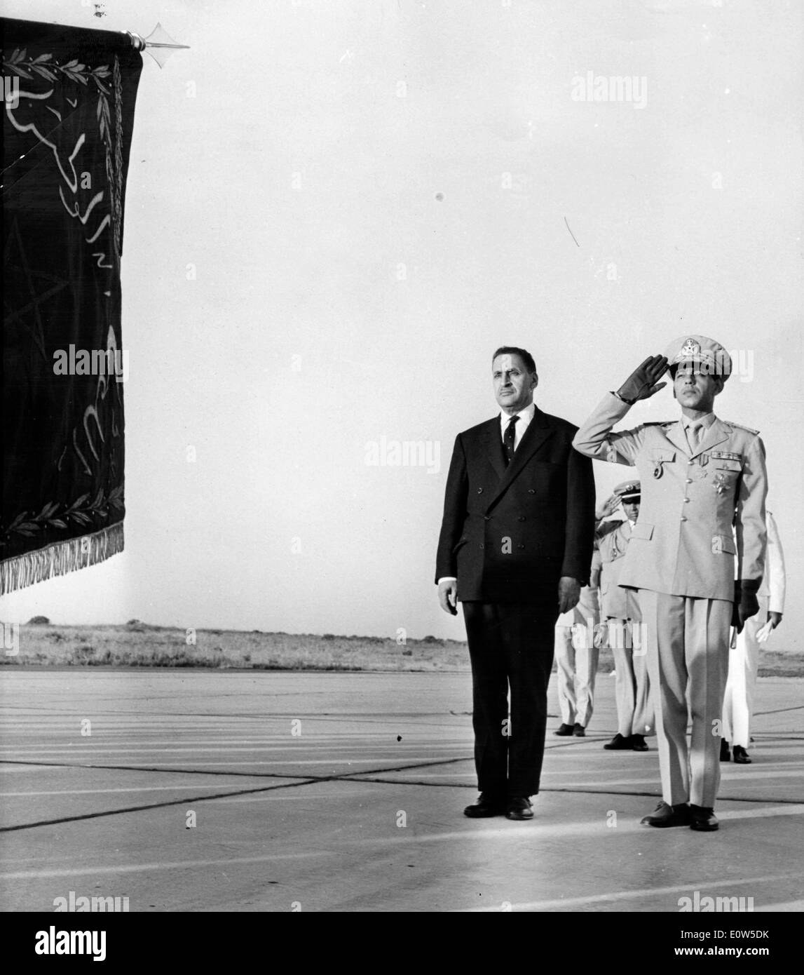 Jul 06, 1961 ; Rabat, Maroc ; M. FERHART ABBAS, président de l'G.P.R.A. (Government Performance and Results Act) est arrivé à Rabat, où il aura plusieurs entretiens avec le Roi Hassan II. La photo montre Abbas lors de son arrivée à côté de l'aéroport Roi Hassan à Rabat. Banque D'Images