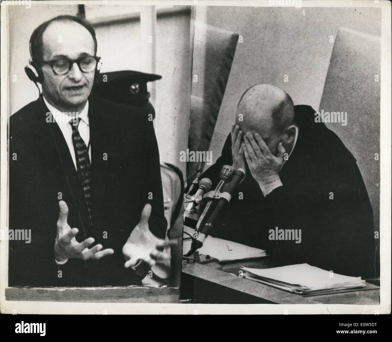 Juillet 07, 1961 - procès Eichmann s'éternise et sur le procès d'Adolf Eichmann, chargé de l'assassinat présumé de ''Dix millions de Juifs'', se poursuit à Jérusalem. Photo montre Adolf Eichmann dans son verre pare-balles dock à la Cour de Jérusalem, explique un point dans son témoignage ; Juge Moishe Landau, exprime la lassitude comme il se repose un moment pendant que l'enregistreur sténographiques éclaircit un point avec le traducteur. Banque D'Images