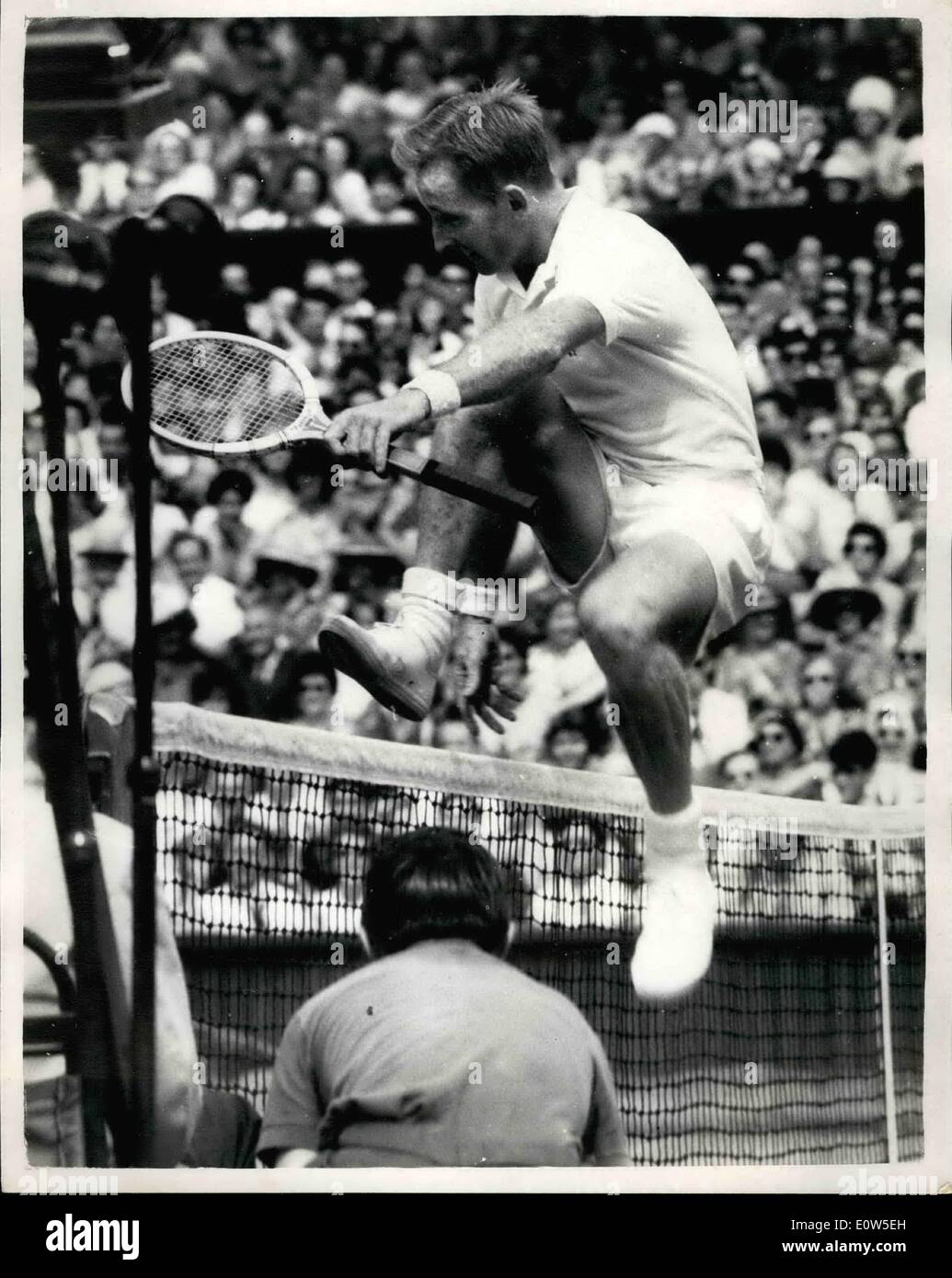 Juillet 07, 1961 - finale du tournoi de Wimbledon - leaver gagne : photo montre R. laver Australie saute le filet pour serrer la main w Banque D'Images