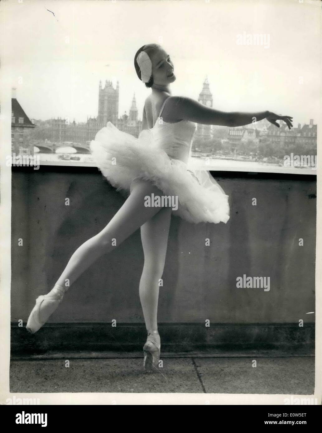 Juillet 07, 1961 - English Ballerina revient de Russie Anna répète pour ''Swan Lake'' : Ballerina- dix-neuf ans, Anna Wooster de retour en Angleterre après avoir étudié à l'école de ballet de Leningrad pour trois ans- était d'être vu cet après-midi à répéter pour sa première apparition Hall bientôt. Anna est la fille d'un professeur de Cambridge. Photo : Anna Wooster vu pendant sa répétition sur le toit de la Royal Festival Hall cet après-midi- avec Big Ben et les chambres du Parlement- dans la distance. Banque D'Images