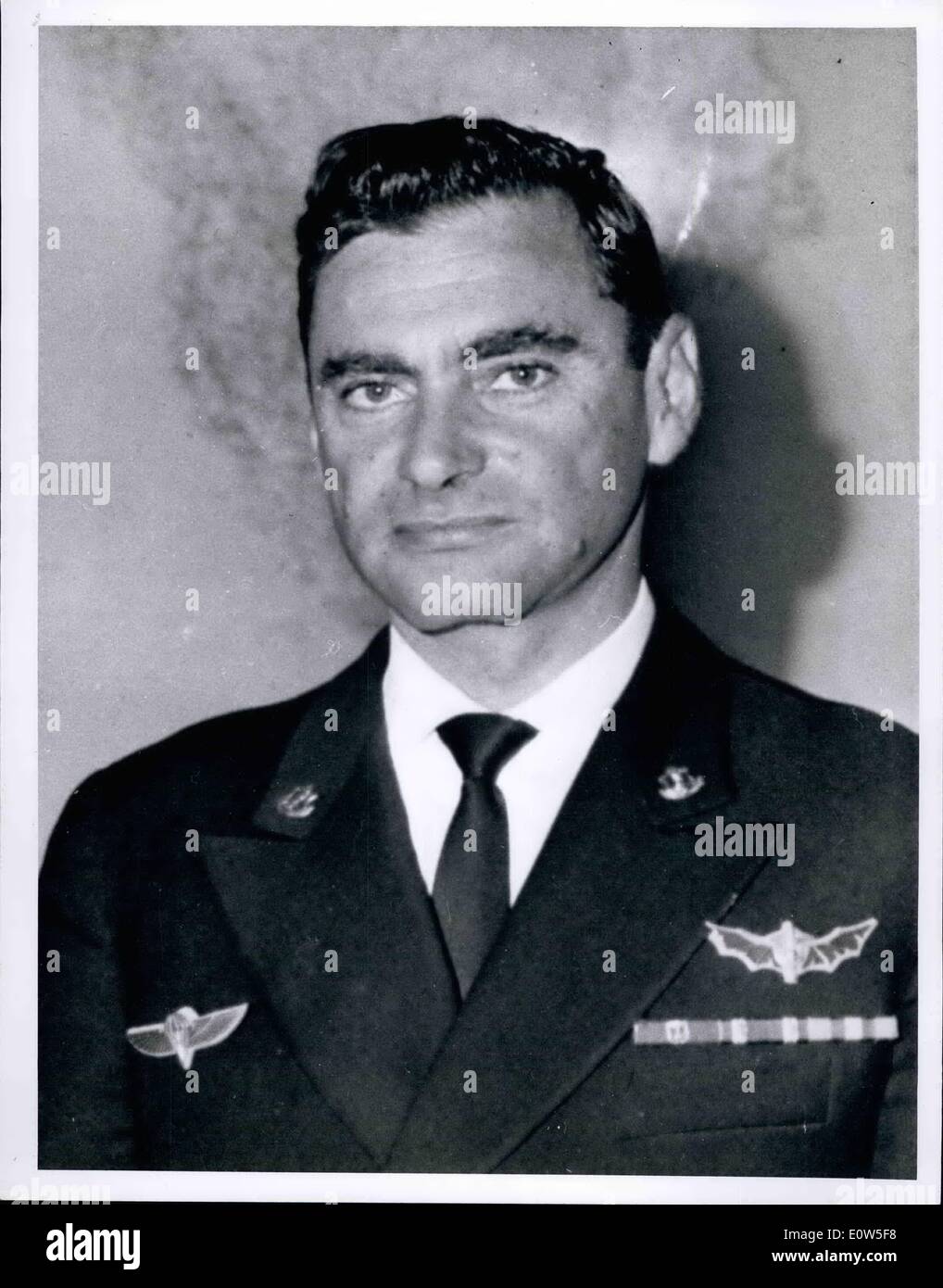 Juillet 07, 1961 - Le Commodore Yohai Binoum, commandant en chef de la Marine d'Israël en visite officielle à Paris a été reçue à l'état-major général de la Marine d'aujourd'hui. Banque D'Images