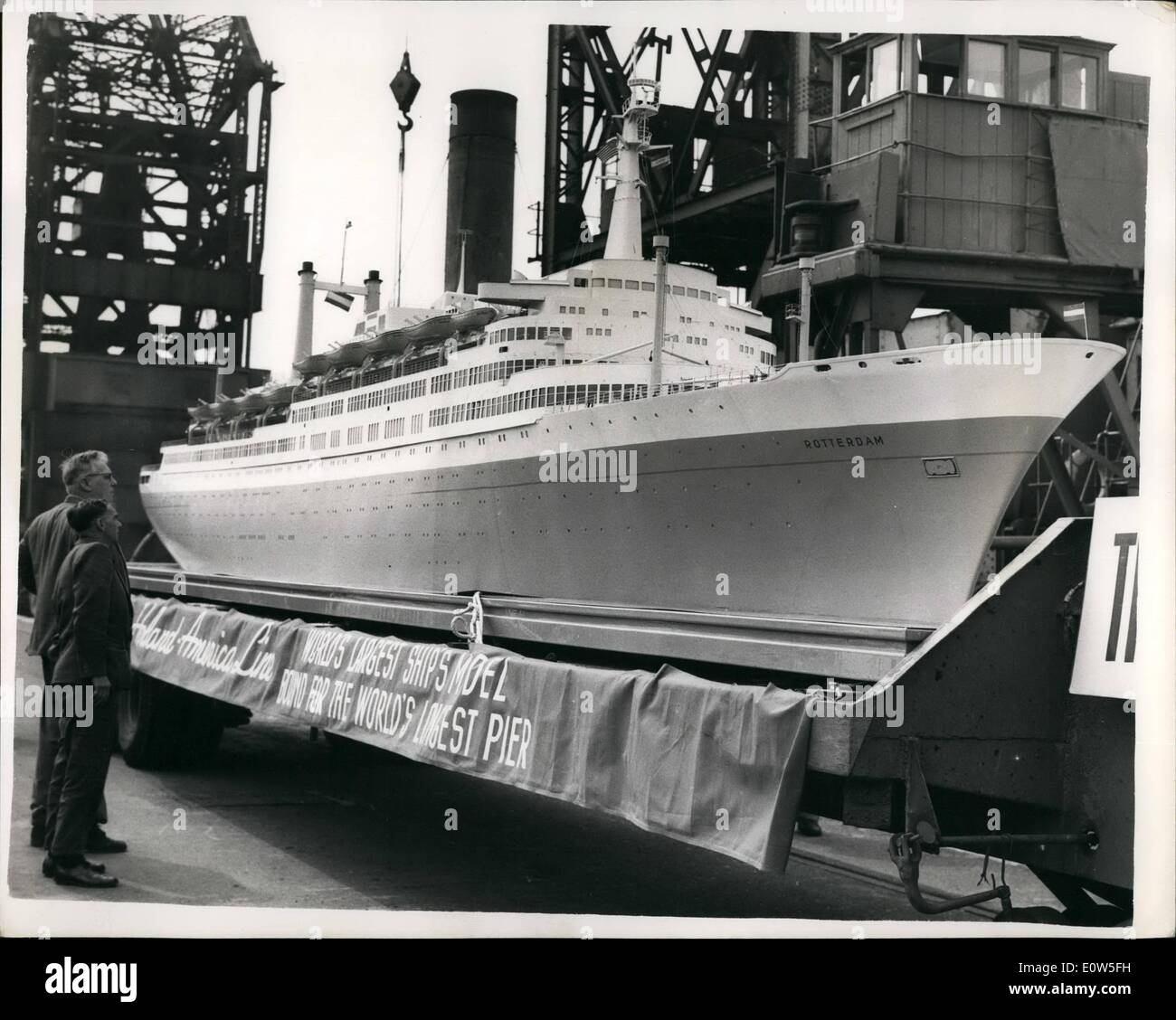 Juillet 07, 1961 - Le plus grand navire jamais de flotter ''DOCKS'' à Londres : le plus grand navire jamais de flotter est arrivé à Docks de Londres ce matin - mais c'est à bord d'un autre navire. Le navire est un deux-ton, modèle de 40 pieds de la paquebot de Rotterdam, a déclaré qu'il était le plus grand navire-modèle dans le monde, le ''coût de Rotterdam &pound;3500 et sera visible pendant trois mois à Southend Pier. La photo montre le modèle Rotterdam sur une remorque sur son chemin à Southend de docks de Londres ce matin. Banque D'Images