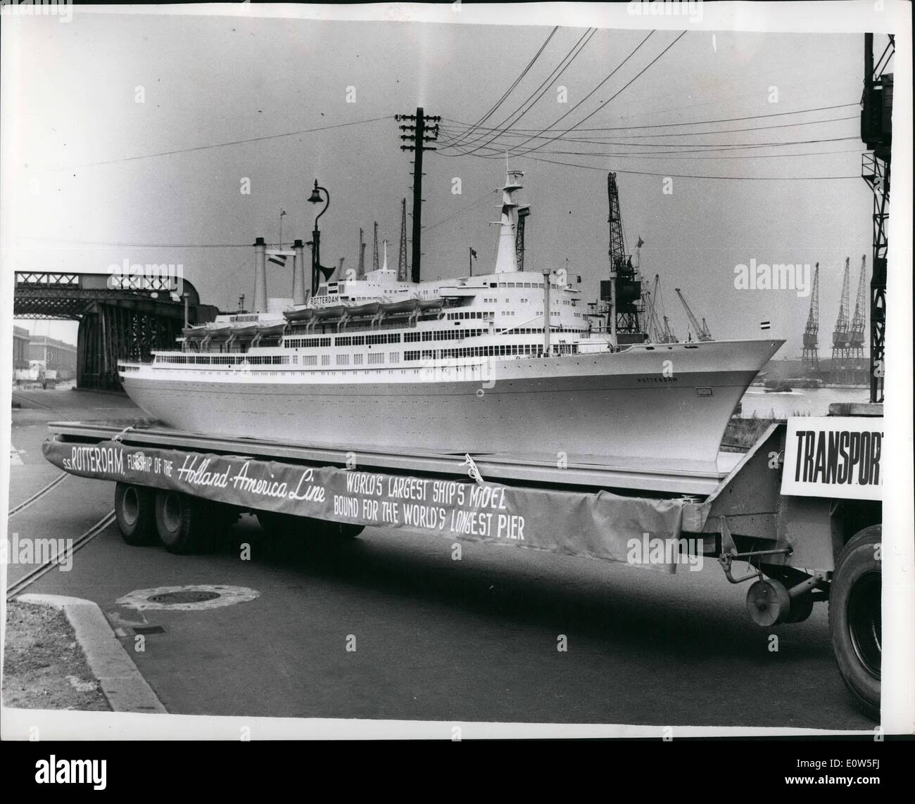 Juillet 07, 1961 - Le plus grand navire jamais de flotter ''DOCKS'' à Londres aujourd'hui le plus grand navire jamais de flotter est arrivé à Docks de Londres ce matin - mais c'est à bord d'un autre navire. Le navire est un deux-ton, modèle de 40 pieds de la paquebot liner Rotterdam. Réputé pour être le plus grand navire-modèle dans le monde, la ''petite'' Rotterdam &pound;3 500 Coût et sera visible pendant trois mois à Southend Piers. Photo montre :- le peu de Rotterdam à bord d'une remorque sur son chemin à Southend ce matin. Banque D'Images