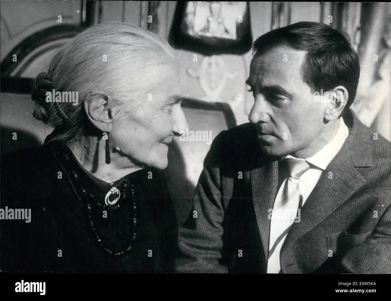 Septembre 09, 1961 - elle commence sa carrière à 85 ans dans le film ''Horace 61'' maintenant en devenir,Charles Aznavour la célèbre chanteuse française et de l'écran, l'acteur aura tout à fait inhabituelle d'un partenaire : Madame Annette Pietri qui n'a jamais agi avant et commence son caareer comme un écran de l'actrice à l'âge de 8585.Elle joue le rôle de l'Aznavour de tante et le fait très bien ! Elle a été choisie par le réalisateur qui se trouve être son neveu(ce qui peut expliquer les choses). Ops : Charles Aznavour et son partenaire Madame Annette Pietre. Banque D'Images