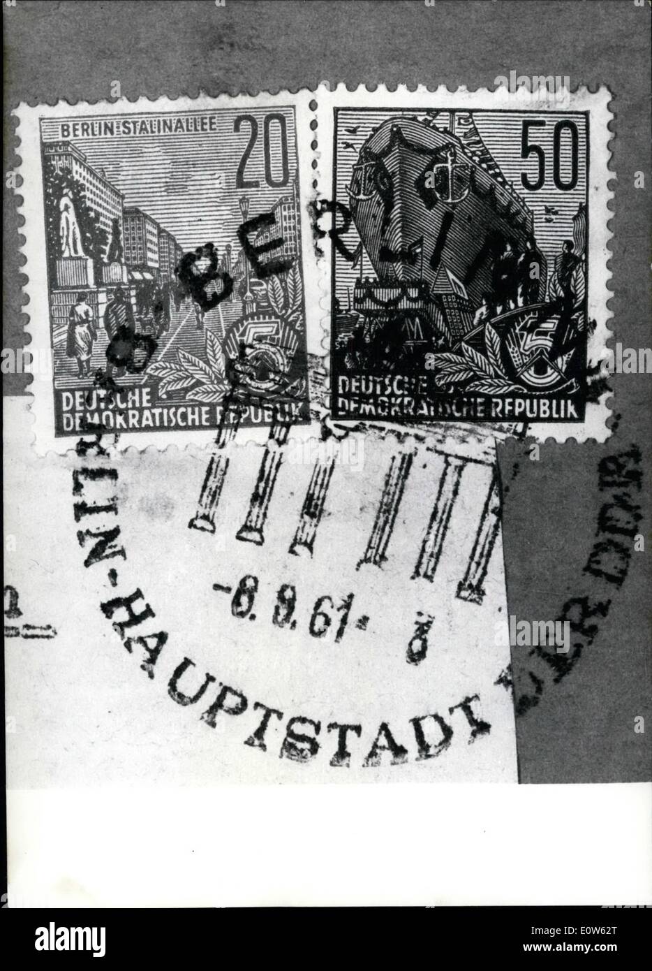 Septembre 09, 1961 - ''Berlin-capitale de la RDA'' : ..est maintenant le timbre dont les bureaux de poste de la zone de l'Allemagne de l'Est mettent sur l'ordre du jour. Banque D'Images