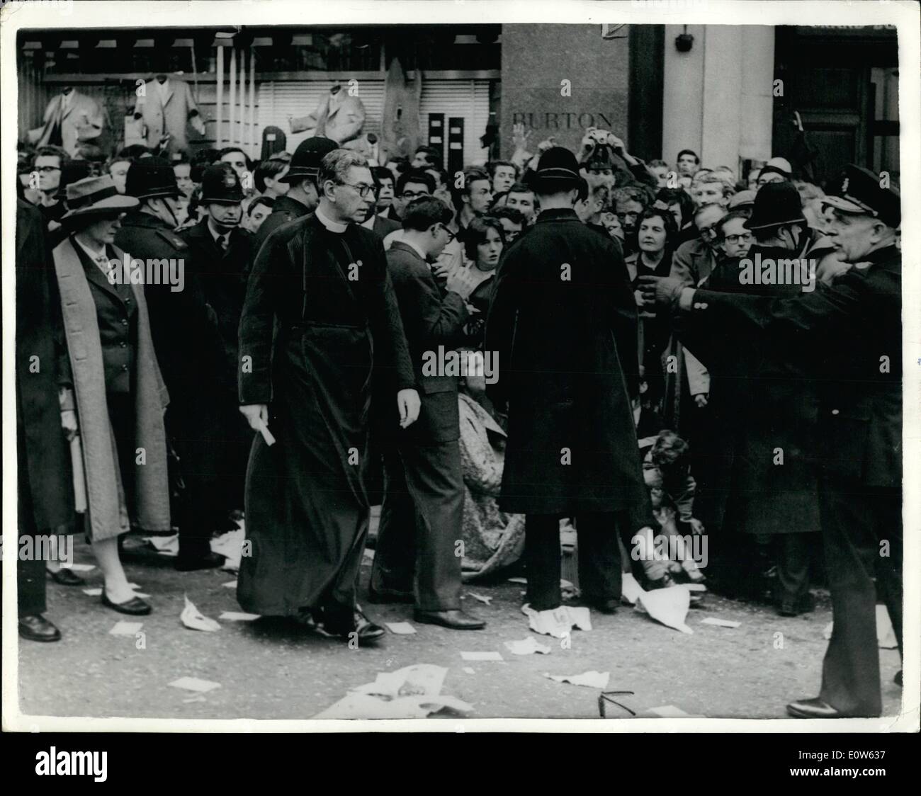 Septembre 09, 1961 - 1 000 arrêtés hier dans le ban-la-bombe s'asseoir vers le bas -manifestation à Trafalgar Square : ban-manifestants à la bombe de Londres les cellules coincé les postes de police la nuit dernière après le big sit-down à Trafalgar Square. Peu après minuit - 7 heures après la protestation a commencé - plus de 1 000 arrestations ont été faites. La prévue mars à une masse d'occupation, à la place du Parlement n'a jamais été arrêté à cause d'une solide ligne bleue de la police les manifestants pris au piège à Trafalgar Square. photo Canon montre John Collins, Chœur de St Banque D'Images