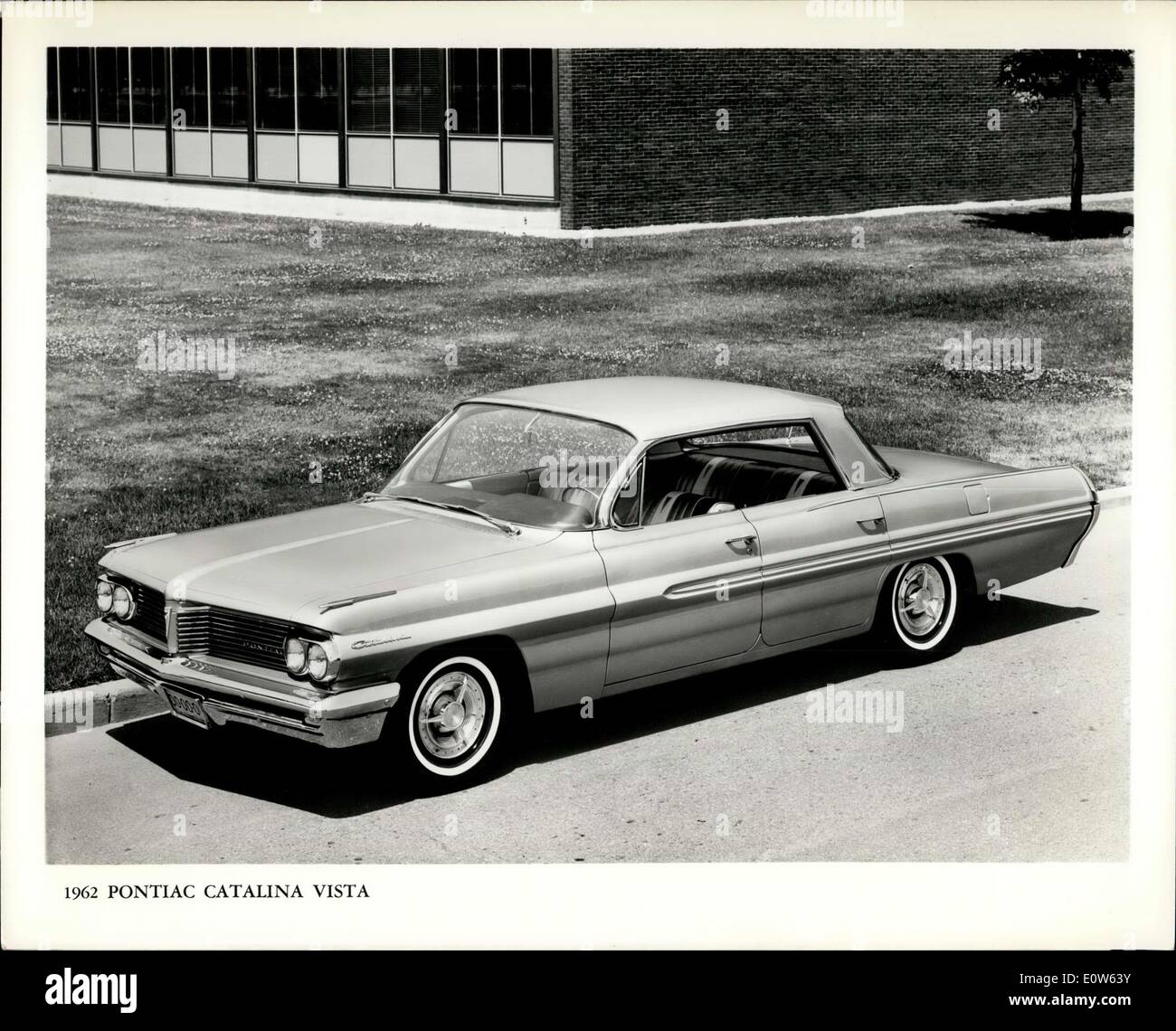 Septembre 12, 1961 - toujours populaire du Pontiac Catalina hardtop à quatre portes devient plus impressionnant en 1962 avec un tout nouveau design avant et arrière, un toit de style croquant et 15 nouvelles finitions de peinture qui s'harmonisent avec des nouveaux intérieurs et glamour. Montré ici est l'intérieur qui dispose en option Ventura riche en Morrokide Jeweltone tricolore panneaux verticaux. Banque D'Images