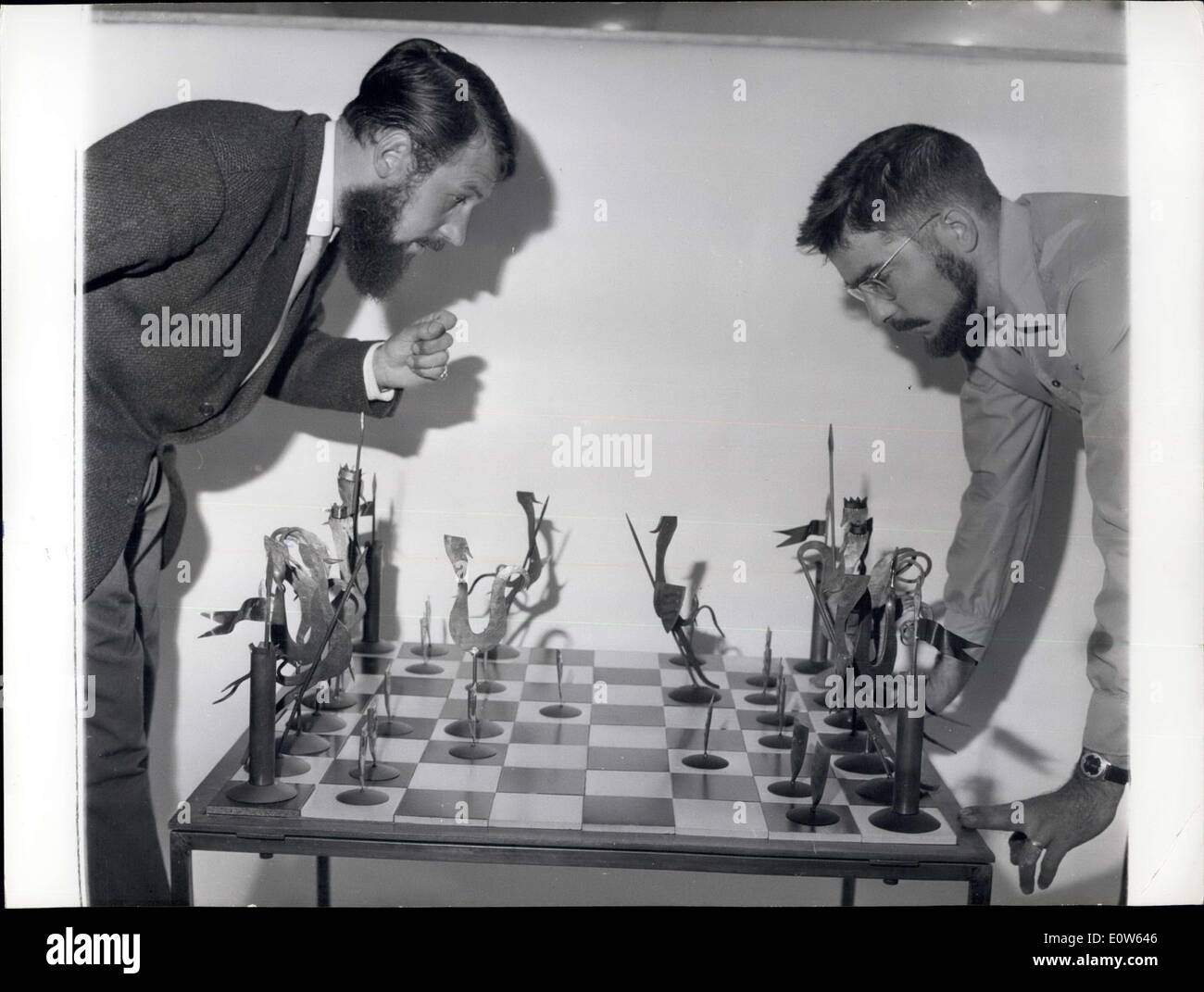 Septembre 13, 1961 - des hommes en fer forgé : Un ensemble de pièces d'échecs en fer forgé pesant 35 kilos est actuellement en vedette à la Banque D'Images