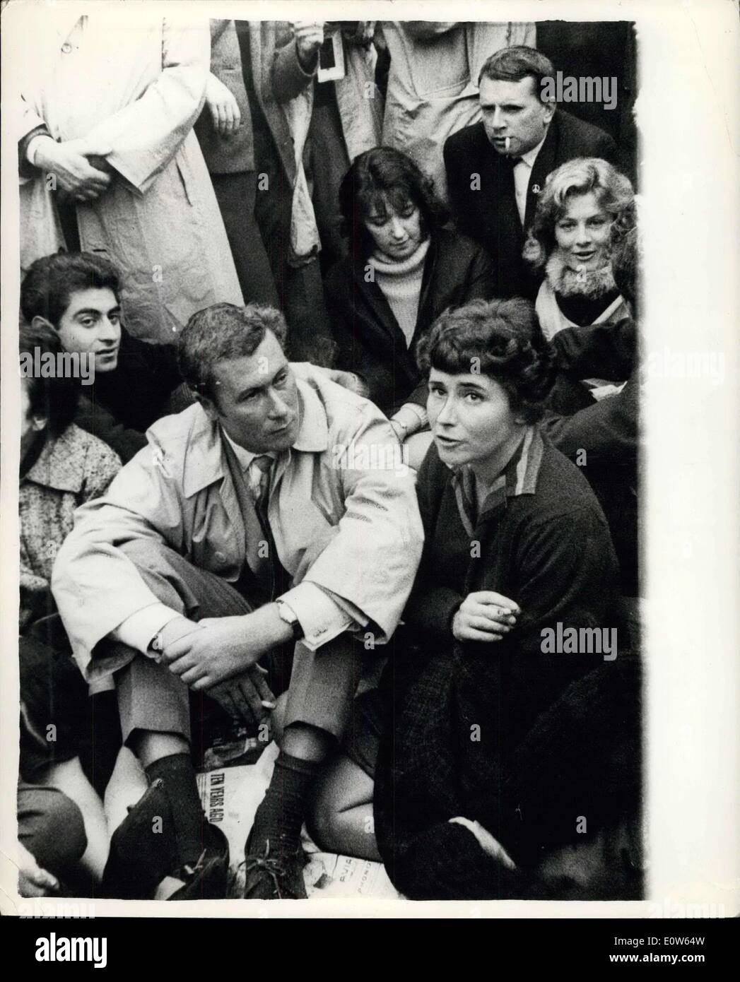 Septembre 18, 1961 - 1 000 arrêtés hier dans le Ban- l- Nomenclatures Sit-Down Manifestation à Trafalgar Square - Ban-la- manifestants bombe le coincé de Londres les cellules des postes de police, après le big sit-down à Trafalgar Square - Photo montre un certain Grand-vers le bas les personnes qui prennent part à l'occupation, en démonstration place Trafalger hier. En face, le regardant, est scénariste de Doris Lessing, auteur dramatique avec John Osborne à côté d'elle. Dramaturge Shelagh Delaney sont derrière, chanteuse de jazz, George Melly, et l'actrice Vanessa Redgrave, fille de Sir Michael Redgrave, ils ont tous été arrêté plus tard. Banque D'Images