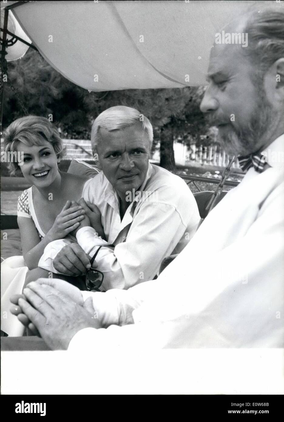 08 août 1961 - ''l'heure pendant laquelle vous êtes heureux''.. : (Die Stunde, die du glucklich bist) est très courte pour les célibataires conseiller (joué par Ruth Leuwerik/Ruth Leuwerik) et son amant, le propriétaire de l'usine (joué par Peter Van Eyck). Ce film traite d'un problème qui a été étudié intensivement en Allemagne lorsque la loi sur le divorce a été modifiée récemment. (Divorces ont été rendus plus difficiles). (De gauche à droite) : Ruth Leuwerik, Peter van Eyck et Werner Hinz. Banque D'Images