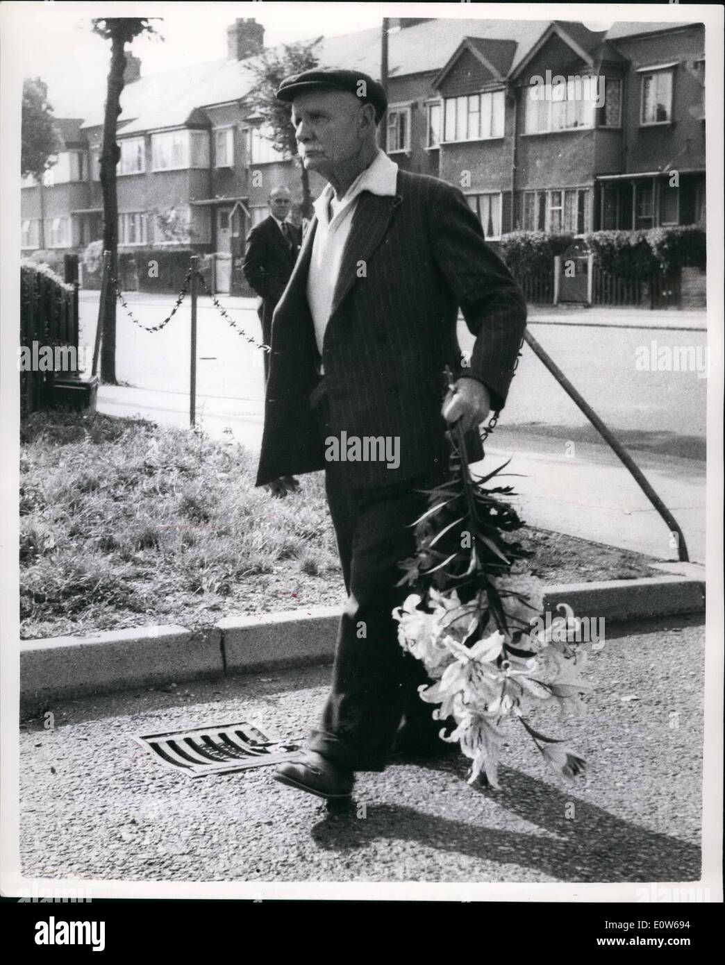 08 août 1961 - Vieillesse apporte aux Morts hommage floral Newspaper Boy dont le nom qu'il n'a jamais su : les garçons tués dans l'écrasement de la Norvège se trouvent dans le hall de l'école à Croydon. Les 34 garçons et deux maîtres tués sur une maison de vacances voyage en Norvège lorsque leur avion s'est écrasé dans une montagne de Stavanger sont portées, il y a une semaine dans le hall de l'école secondaire en Lanfrano moderne cercueils de pin norvégien après les corps ont été transportés vers la Grande Bretagne ce matin Fleurs et Wdécès ont été livrées à partir de tous les coins du pays et de nombreux palces à l'étranger. Photo montre :- M. Banque D'Images
