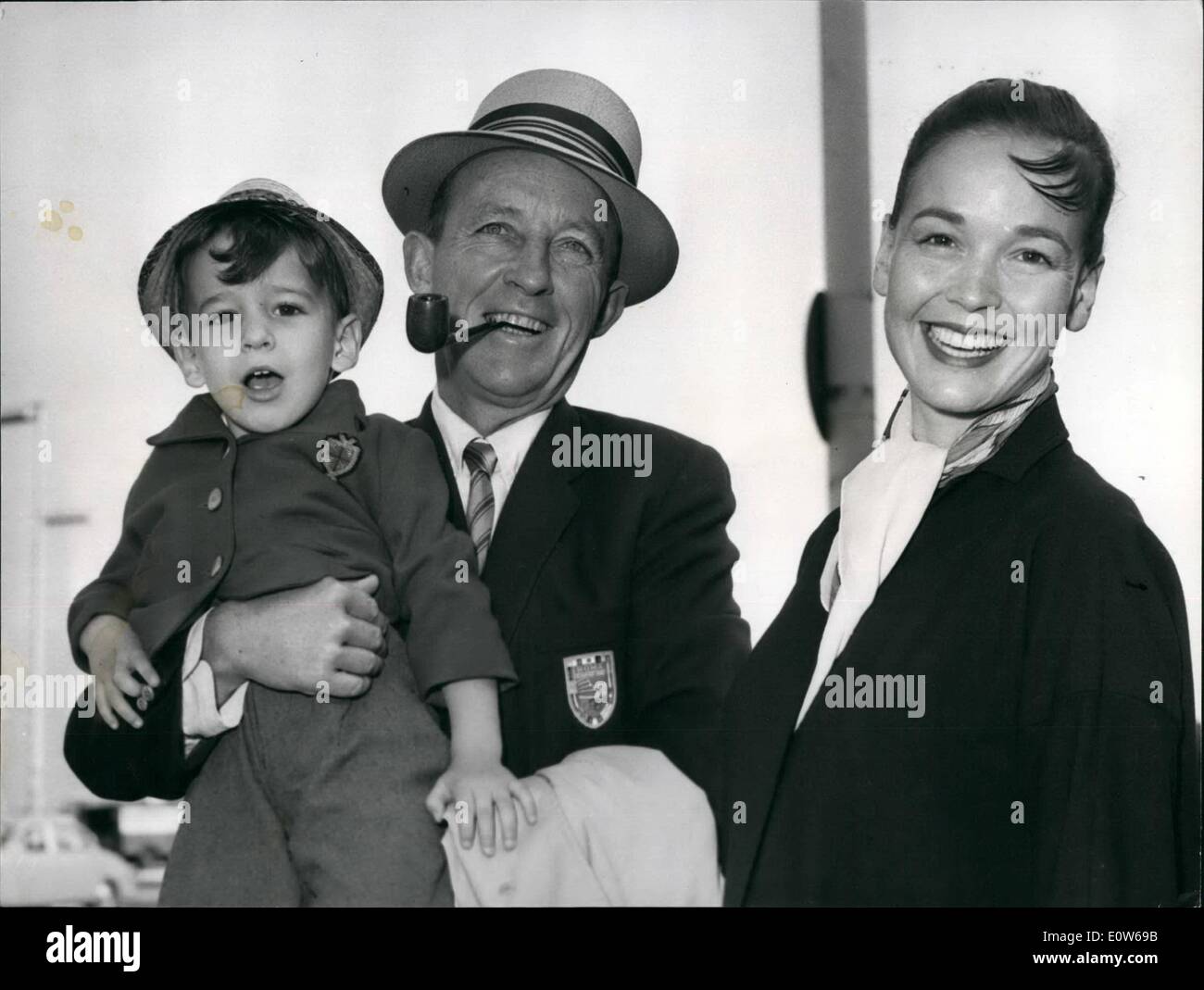 08 août 1961 - Crosey, sa femme et son enfant retournent à Hollywood : le chanteur américain Bing Crosby, un ''(illisible)'' sa femme et son fils - Harry ~ih~ls Crosby a quitté l'aéroport de Londres pour Hollywood ce matin. Bing Bad a été à Londres pour ma~~ le film ''Road to Hong Kong avec comed~TN Hob Hope. La photo montre l'aéroport Crosby échoue ''(illisible)'' le matin ''(illisible)'' laissant peu Hollywood ''(illisible) Banque D'Images