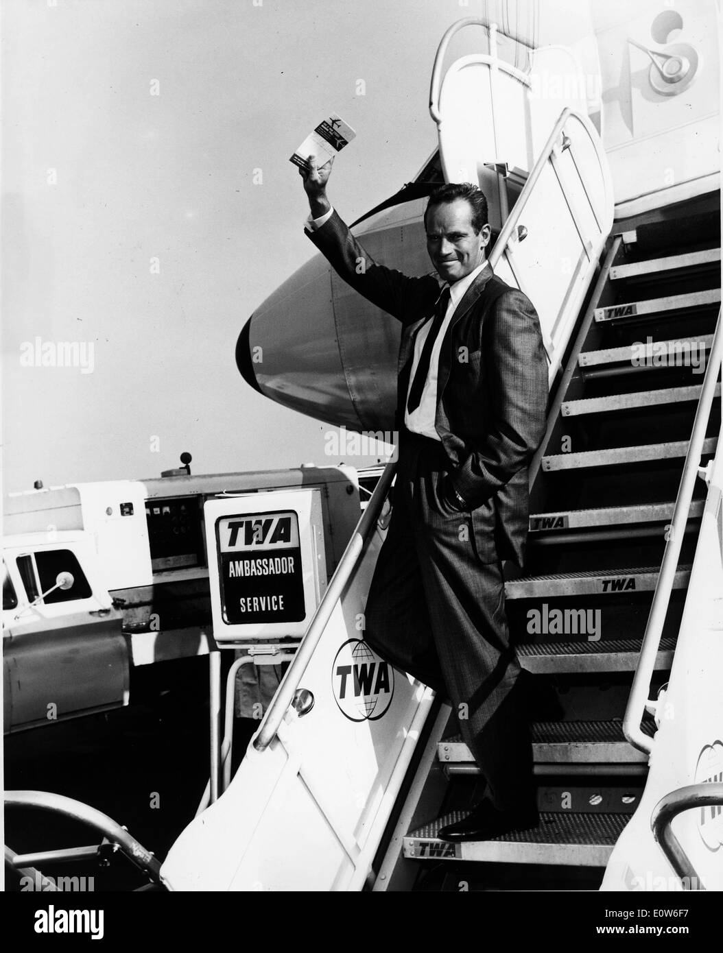L'acteur Charlton Heston arrivant à New York pour l'enregistrement d'une émission spéciale Banque D'Images