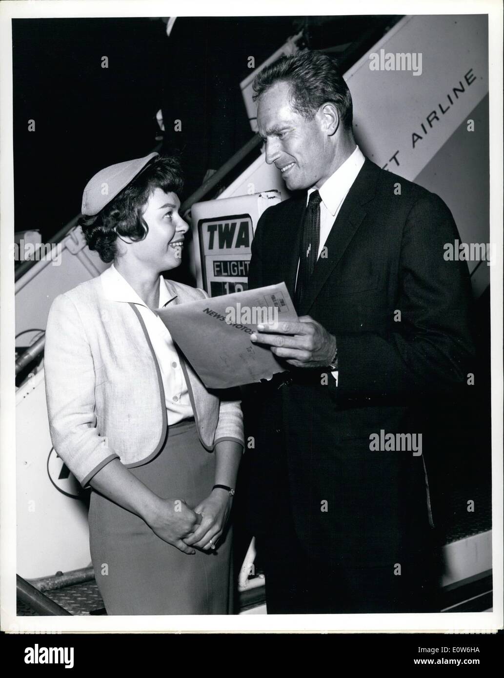 10 octobre 1961 - L'Aéroport International de New York... L'acteur Charlton Heston est illustré en donnant son autographe à Selz Pat hôtesse de vol qu'il est arrivé via TWA Superjet de Los Angeles. Il est en route vers Rome pour faire un nouveau film pour Paramount et s'attend à dépenser il y a quatre semaines. M. Heston va bientôt apparaître dans ''El Cid' Banque D'Images