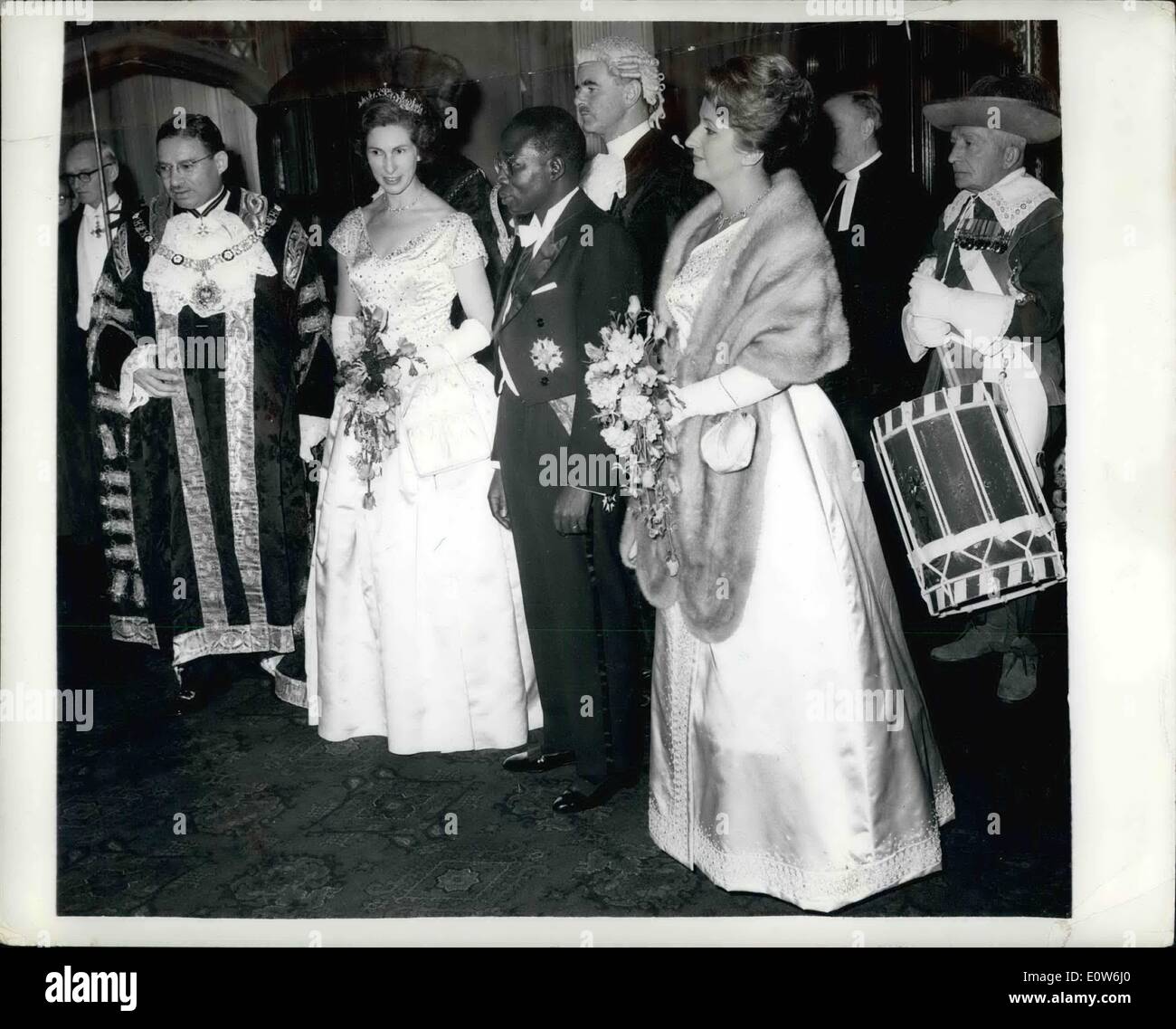 10 octobre 1961 - Dîner de Président du Sénégal à Londres la nuit dernière. Un dîner en l'honneur de monsieur Léopold Senghor, président du Sénégal, a eu lieu la nuit dernière à la Guildhall de Londres. Il est en ce moment en visite d'État à la Grande-Bretagne. Photo montre : au dîner hier soir - De gauche à droite : Sir Bernard Waley Cohen, le Maire de Londres ; Dame Waley Cohen ; le Président Senghor ; et Mme Senghor. Banque D'Images