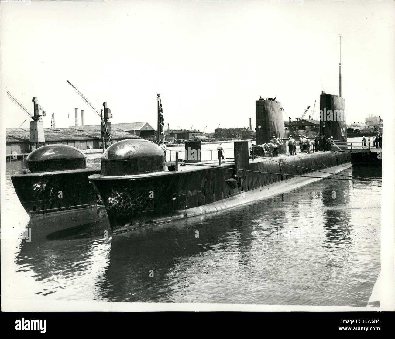 08 août 1961 - visite de Londres. : sous-marins sous-marins H.M. Finwhale et Alcide sont arrivés dans l'ouest de l'Inde Docks ce matin pour une visite de quatre jours à Londres, au cours de laquelle plusieurs centaines de cadets de la locale se rendra à bord. La photo montre les deux sous-marins, ce matin, à l'ouest de l'Inde des quais. Banque D'Images