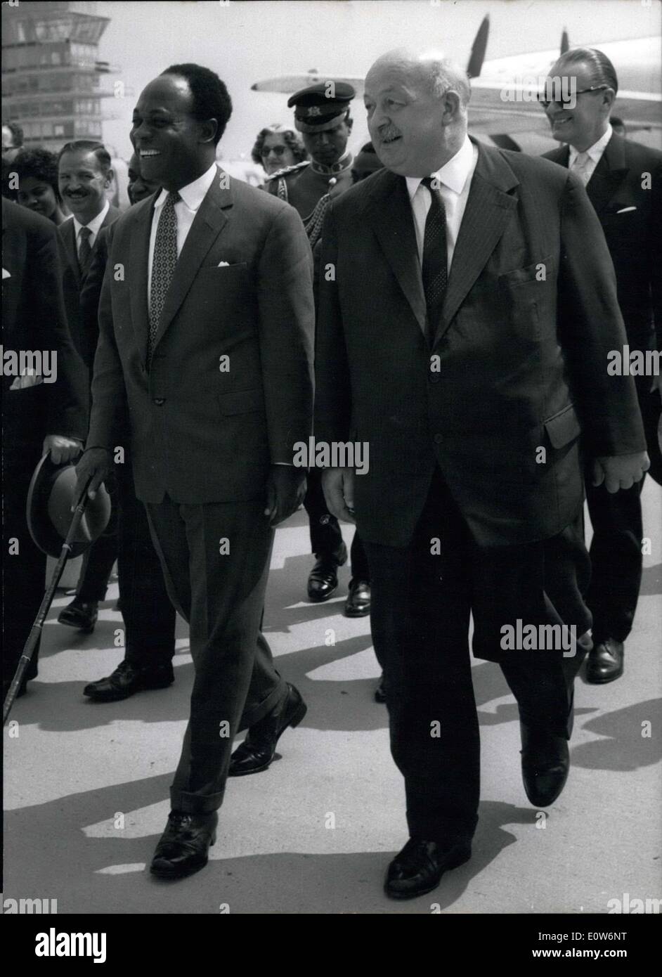 09 août 1961 - Nkrumah à Vienne ; le Dr Kwame Nkrumah, le Président du  Ghana, Afrique, interrompu son voyage à travers les pays d'Europe  orientale, et est arrivé le 8 août