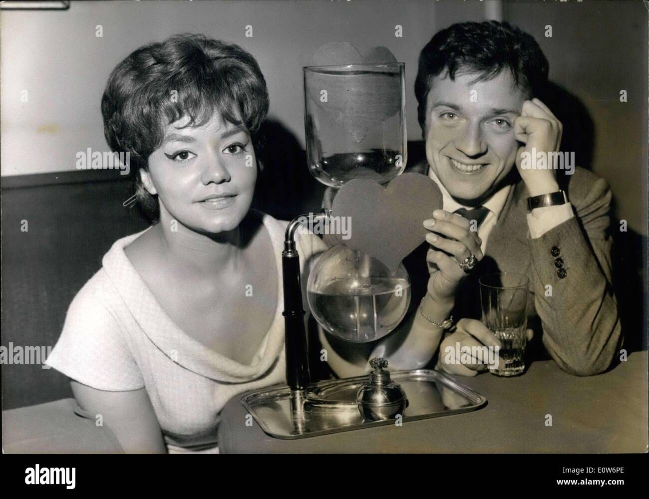 18 août 1961 - Jean-Pierre Cassel a donné l ''Trophee de la Chanson Ardente'' à Nancy Holloway lors d'un cocktail. Elle a remporté le prix pour son interprétation de ''You Turn Me On,'' la première chanson qu'elle a chanté en français. Banque D'Images