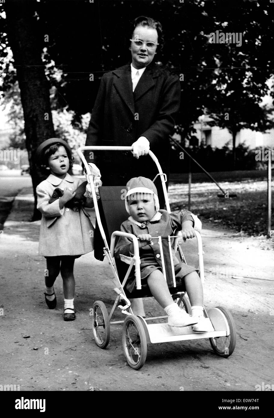 Le Prince Albert et la Princesse Caroline sur marche avec leur infirmière Banque D'Images