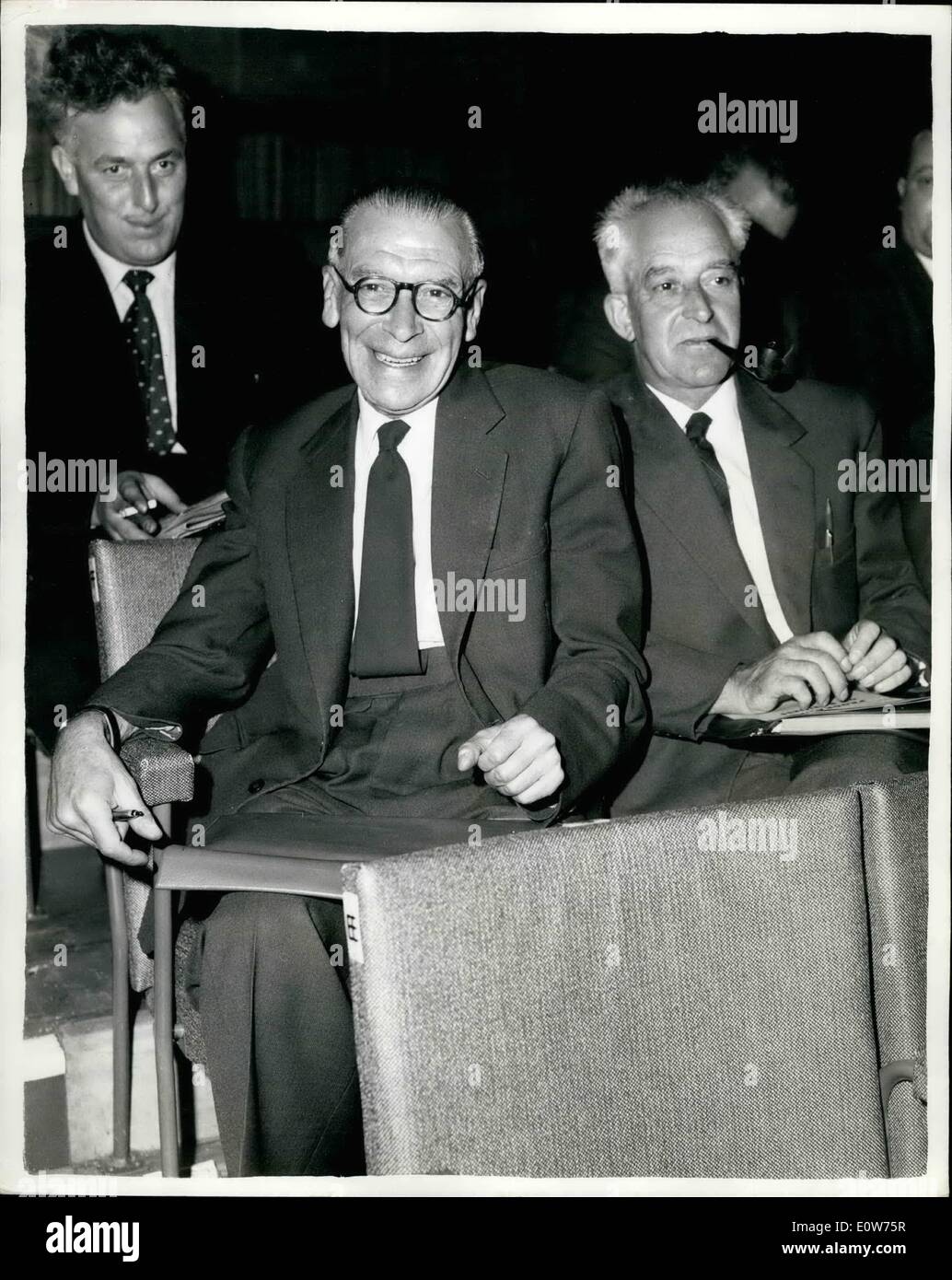 Septembre 04, 1961 - 4-9-61 Trades Union Congress ouvre à Portsmouth. Frank Foulkes, etc. de l'écoute. Plus de 1 000 délégués représentant 8 000 000 travailleurs, ont assisté à la Trades Union Congress qui s'est ouverte ce matin à la Guildhall, Portsmouth. Photo : Keystone montre Frank Foulkes, le Président rouge de l'Union européenne aux métiers de l'électricité vu dans son siège à la conférence ce matin. Il a été donné un temps illimité pour lutter contre l'Union européenne aux métiers de l'électricité d'être expulsés de l'T.U.C. pour le Parti communiste à' À'Ëoeballot' montage d'événements. Banque D'Images