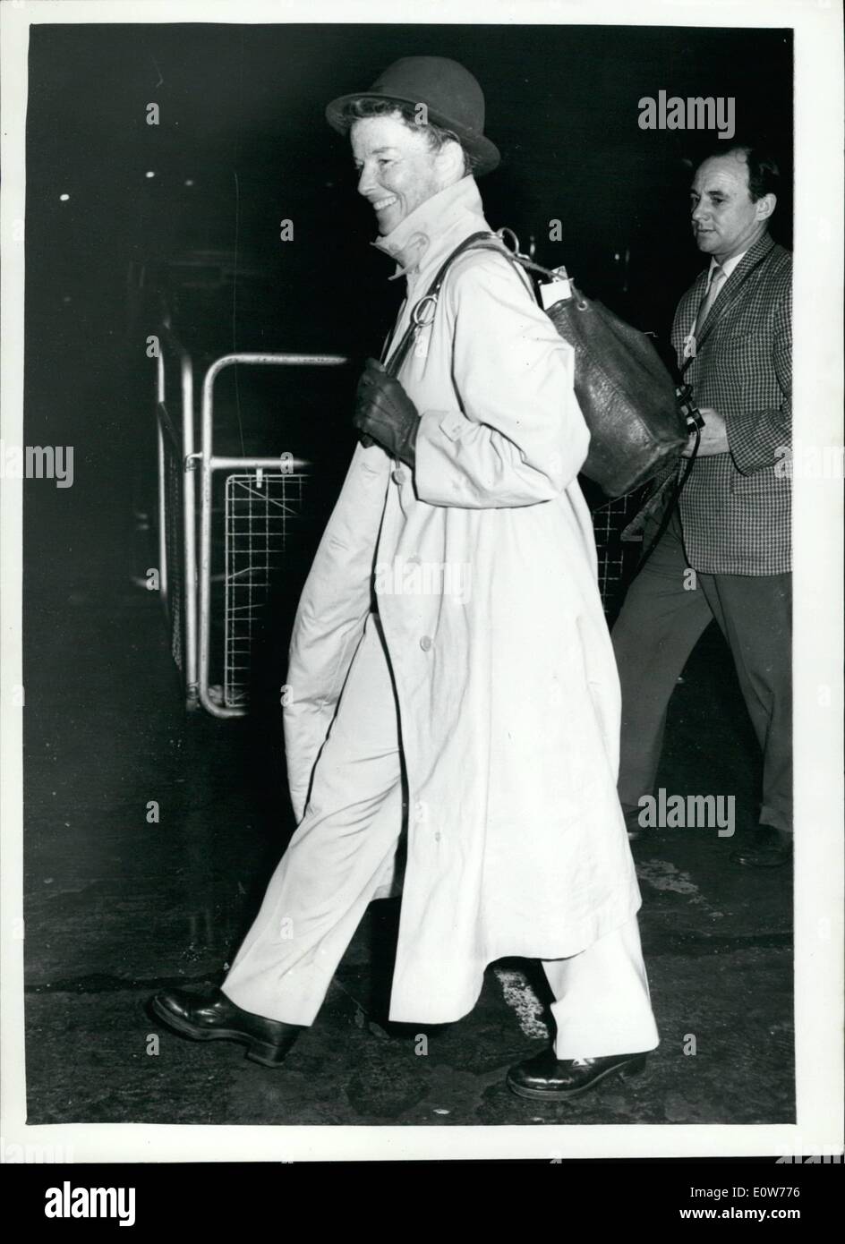 Le 12 décembre 1961 - Katherine Hepburn arrive à Londres à partir de Paris pour le dîner avec la chorégraphe date : Helpmann actrice Katherine Hepburn arrivé de Paris à l'aéroport de Londres cet après-midi. Elle a dit qu'elle ne ferait qu'être ici pour un couple d'heures - de dîner avec le chorégraphe Robert Helpmann - avant de retourner à Paris. Photo montre Katherine Hepburn à l'arrivée à l'aéroport de Londres aujourd'hui. Banque D'Images