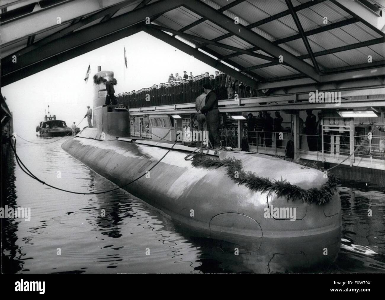 10 octobre 1961 - Le premier sous-marin pour la marine allemande : le premier sous-marin construit pour la marine allemande a été lancé à la ''Howaldtswerke, Kiel'', (Howaldtswerke, Kiel). Les experts appellent ce nouveau type de sous-marin une sensation technique. La marine allemande a ordonné twelfe bateaux du même type. Le nouveau sous-marin est de 40 mètres de long et dispose de 350 tonnes. Un équipage de 20 s'occupe de huit torpilles et à la Diesel - et elektromotors. La vitesse doit être très rapide mais il est très secret. Doté d'un ''chnorchel'' (schnorchel) ce nouveau type d'entraînement seront principalement sous l'eau Banque D'Images