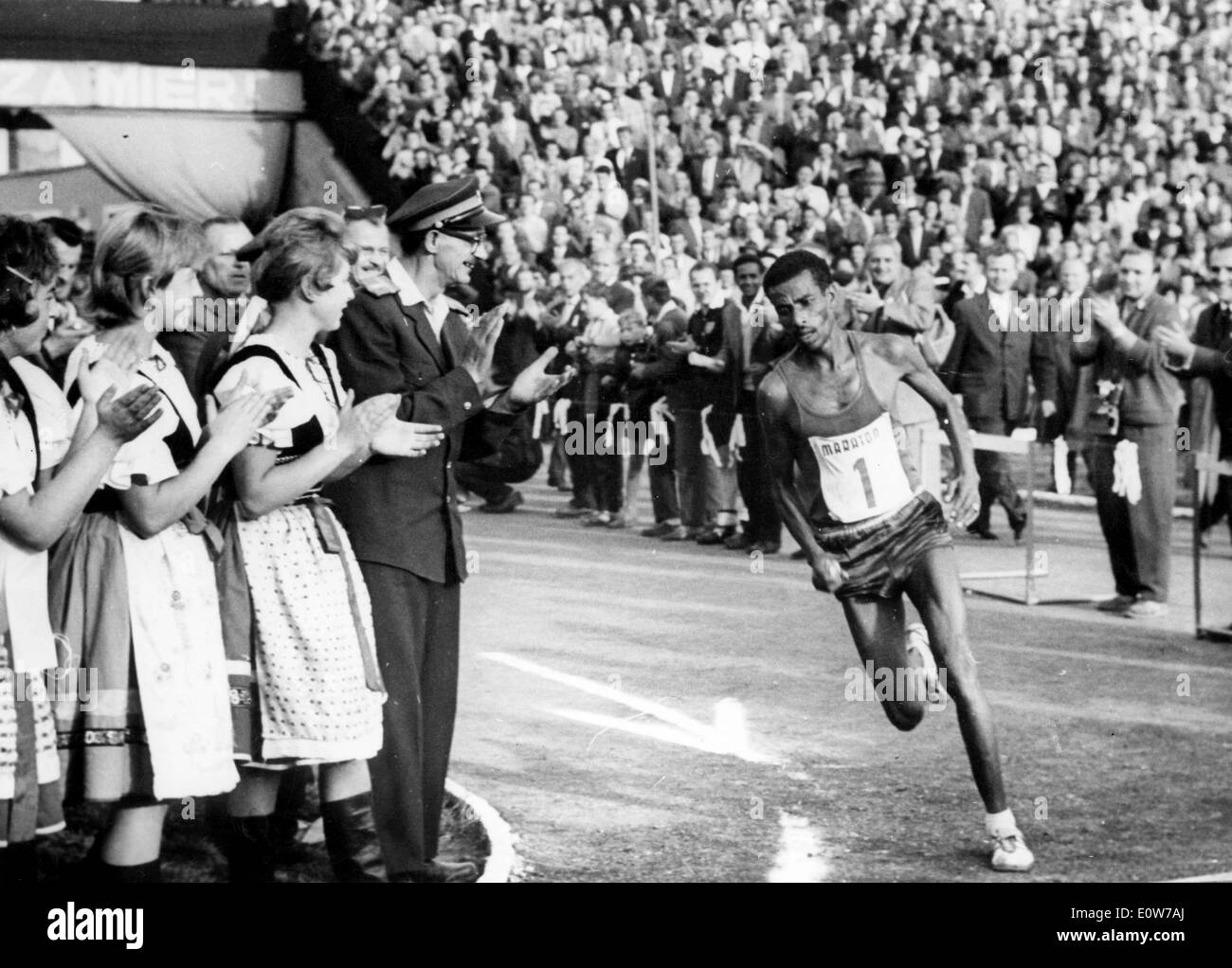 Oct 11, 1961 ; Kosice, la Tchécoslovaquie, le 31. Le Marathon International pour la paix annuelle a eu lieu le week-end dernier à l'Est de la ville slovaque de Kosice, la Tchécoslovaquie. L'épreuve a été remportée par Abebe Bikila de l'Ethiopie, avec deuxième Dr Pavel Kantorek (CSSR) et en troisième place le coureur japonais Nakao. Dans la photo, le gagnant Abebe Bikila arrive à la Locomotive "Stade" à la fin de l'événement. Banque D'Images