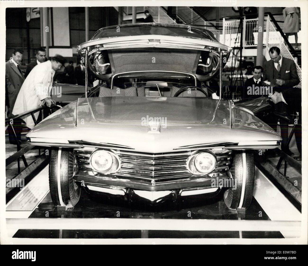 17 octobre 1961 - Motor Show ouvre à Earl's Court - Le Salon de l'automobile a ouvert ses portes ce matin à Earl's Court, Londres - Photo montre :- la nouvelle Chrysler voiture Turbine sur Show..Cal en le «la plupart des voitures modernes au show' Banque D'Images