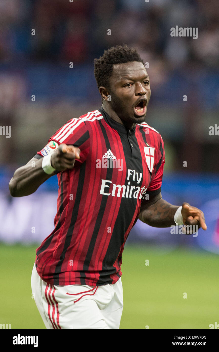 Sulley Muntari (Milan), le 18 mai 2014 - Football / Soccer : Sulley Muntari de Milan célèbre marquant le premier but au cours de l'Italien 'Serie' un match entre l'AC Milan 2-1 US Sassuolo Calcio à San Siro à Milan, Italie. (Photo par Enrico Calderoni/AFLO SPORT) Banque D'Images