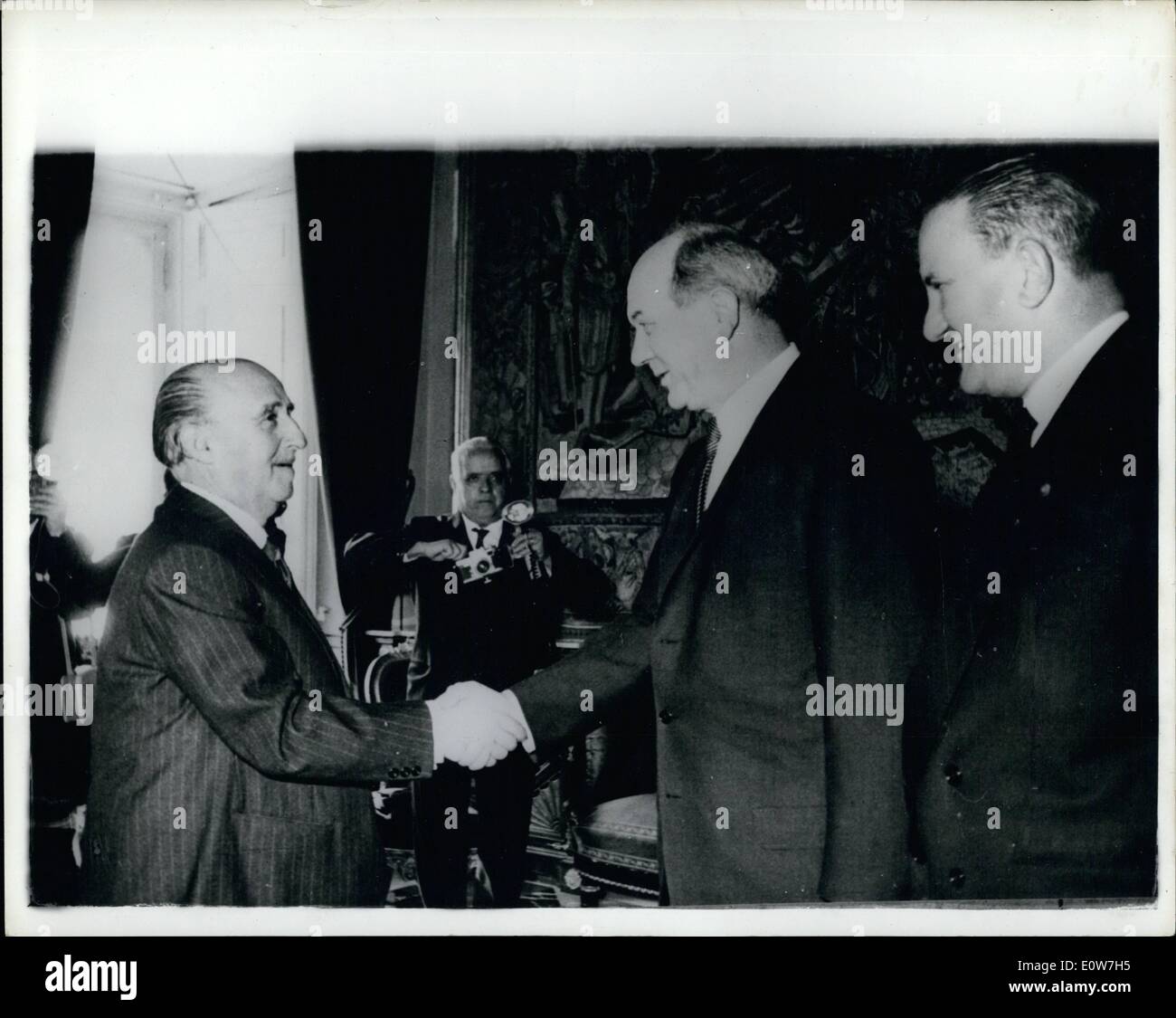Le 12 décembre 1961 - Le secrétaire d'État américain appelle le général Franco : M. Dean Rusk le secrétaire d'État américain a effectué une visite officielle au Général Franco au palais du Pardo à Madrid -. La photo montre le général Franco (à gauche) salue M. Dean Rusk - au Palace, Madrid. Banque D'Images