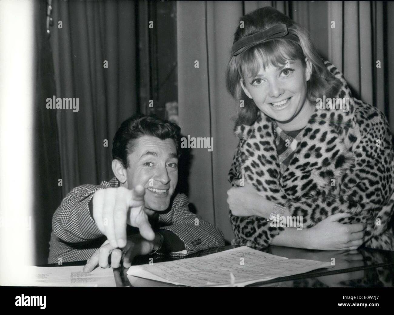 13 déc., 1961 - Jean Claude Pascal & sa fiancée Jacqueline riche Photo  Stock - Alamy