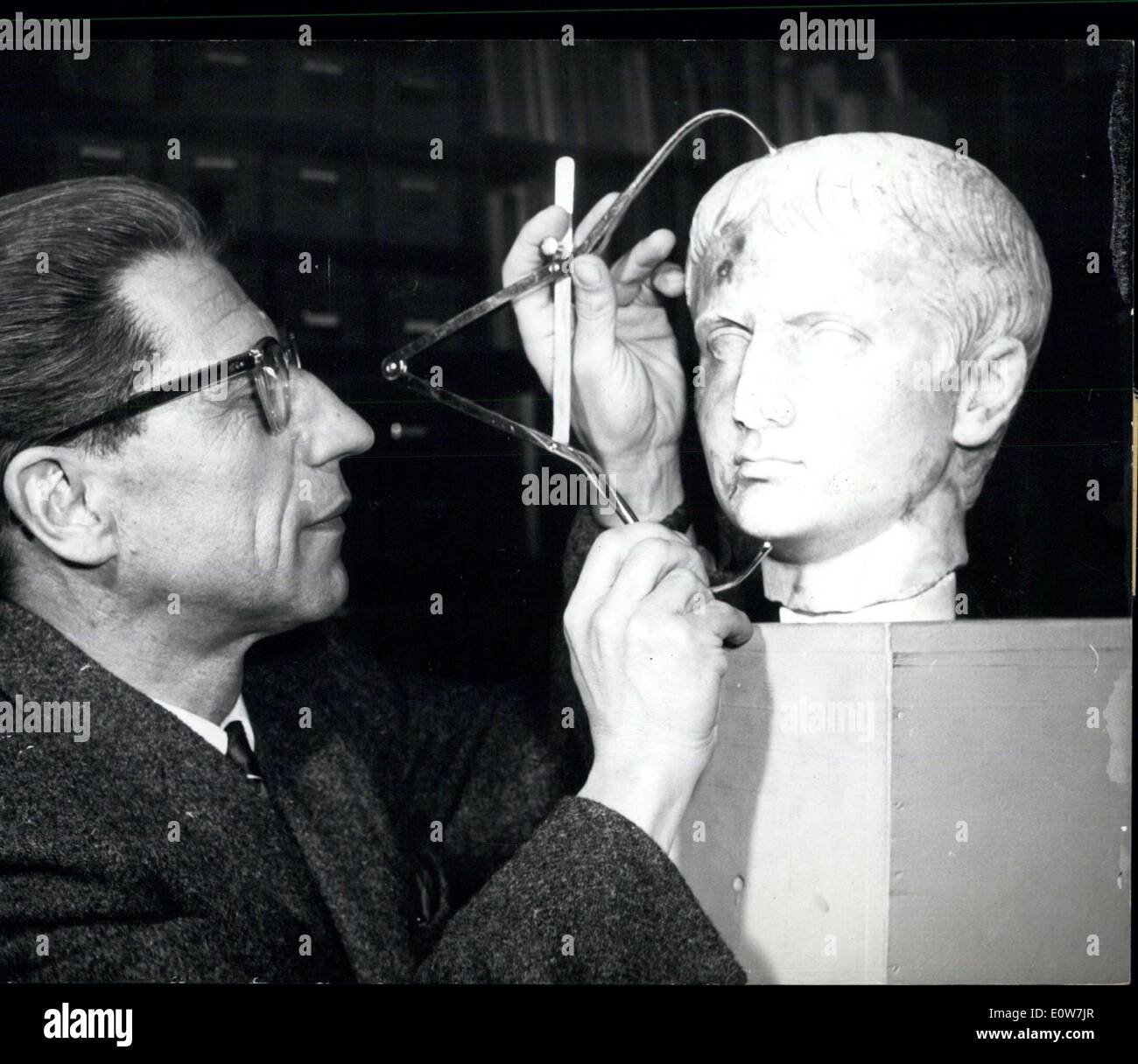 19 décembre 1961 - la controverse du scientifique au sujet de l'ancienne sculpture en pierre: Une sculpture en pierre montrant la tête de l'empereur romain Auguste qui a trouvé à Mayence pendant les travaux de construction a effacé une controverse entre les archélistes nommés. Le directeur du musée archaïque de Mayence, en Allemagne, qui a acheté pour 16000 DM  il revendique une relique sensationnelle de l'année 20 a.c. est opposé par d'autres scientifiques qui croient que la sculpture est une réamke du XVIIe siècle. Photo montre le réalisateur Dr. Esser avec la tête en pierre de l'empereur Augustus. Banque D'Images