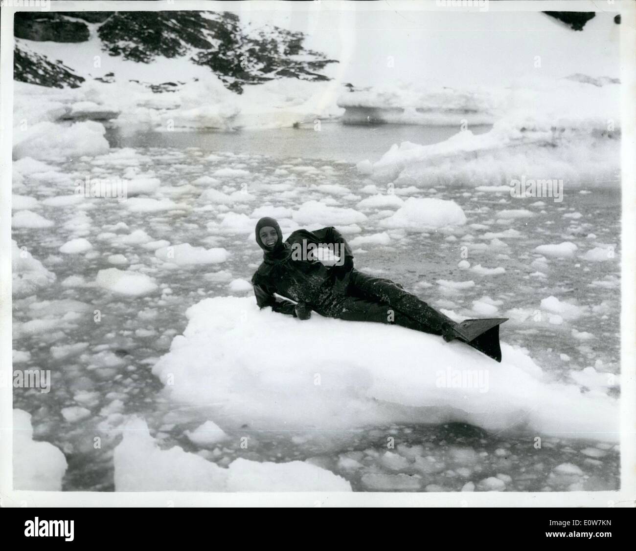 01 janvier, 1962 - La photo officielle : les plongeurs de la Marine royale dans l'Antarctique : Les fonctions si le HMS protecteur, la Royal Navy's ice-patrouilleur, l'air que ses plongeurs ont à opérer dans les flux de glace de l'Antarctique. L'équipe a récemment eu à plonger dans le détroit de Bransfield au cours d'essais cliniques pour seismeic l'Antarctique de l'hélice de l'Skackleton Roayl navire de recherche. Photo montre l'un des plongeurs protecteur teh, le matelot de David Williams, de Southsea prend une pause sur une glace à l'écoulement de l'eau pendant les opérations de plongée dans l'Antarctique. Banque D'Images