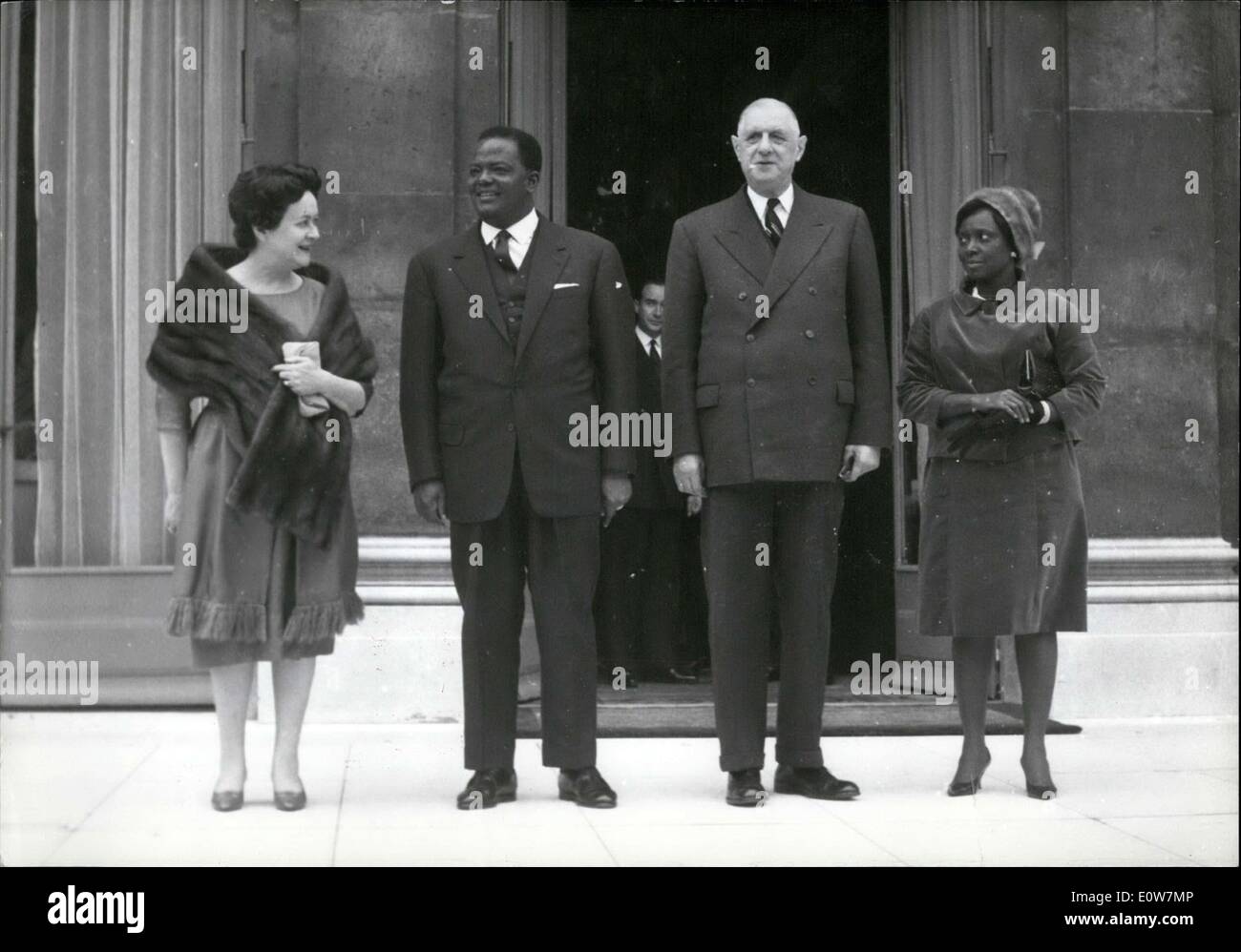 25 octobre 1961 - Monaco, le président du Dahomey, et son épouse, est arrivé en France aujourd'hui pour une visite officielle. Elles sont présentées ici sur les marches de l'Elysée avec le président français et son épouse. Banque D'Images
