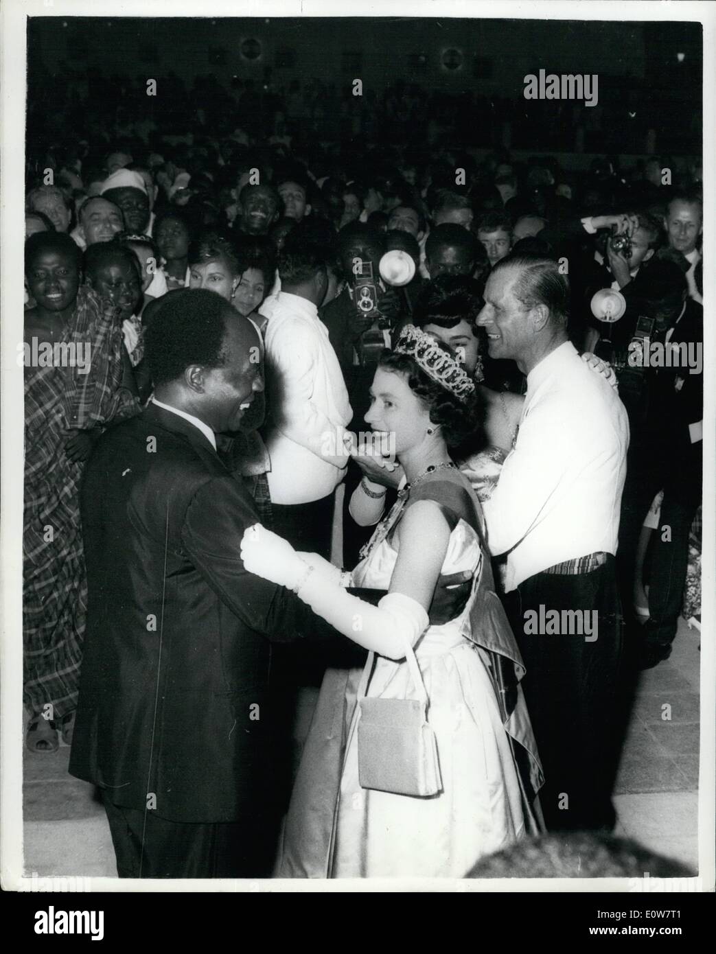 11 novembre 1961 - Danses Queen ''High Life'' - avec le Dr Nkrumah. Nuit à Accra. : Sa Majesté la reine et le Dr Nkrumah, le Président du Ghana vu comme ils dansent ''High Life'' une danse spécialement composé pour la visite royale et intitulé ''Bienvenue Votre Majesté'' . Juste derrière, on peut voir le duc d'Édimbourg danse avec Mme Nkrumah . Ils sont vus à un ballon tenu en leur honneur au State House, Accra. Banque D'Images