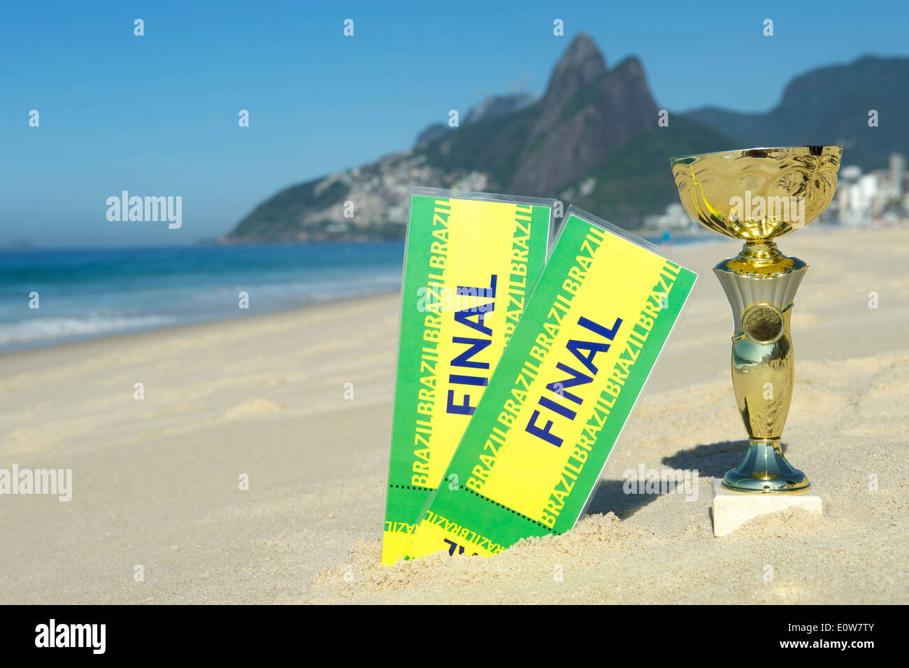 Le Brésil champion soccer trophy avec final billets plage Ipanema Rio de Janeiro Brésil Banque D'Images