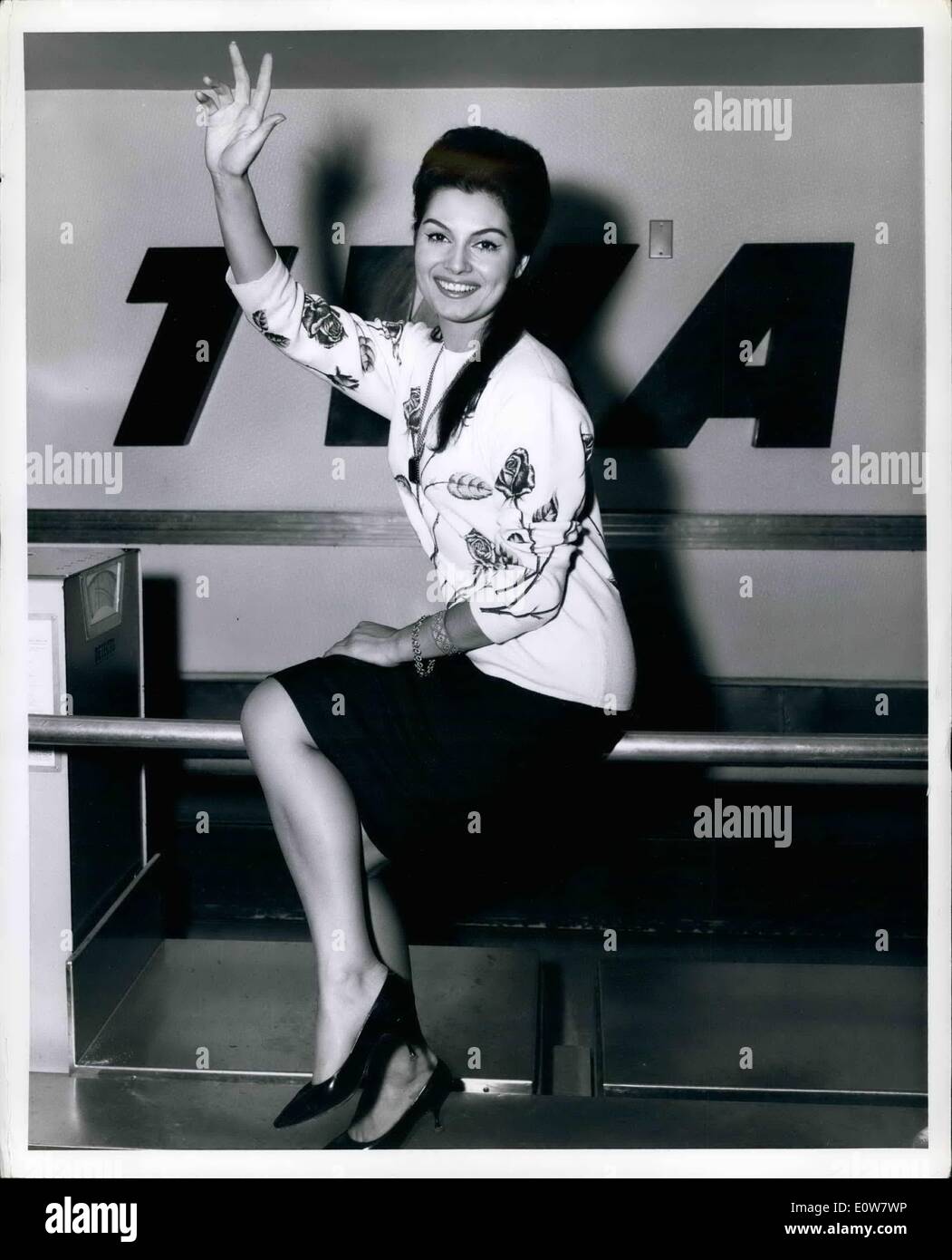 01 janvier, 1962 - L'AÉROPORT INTERNATIONAL DE NEW YORK. Jan.15,1962....film italien star Rosanna Schieffino est montré après son arrivée via TWA SuperJet de Los Angeles, pour trois jours d'entretiens et d'autres activités de promotion dans le cadre de son nouveau film. Elle joue en face de Krik Douglas dans la Metro-Goldwyn-Mayer's ''deux semaines dans une autre ville. Banque D'Images