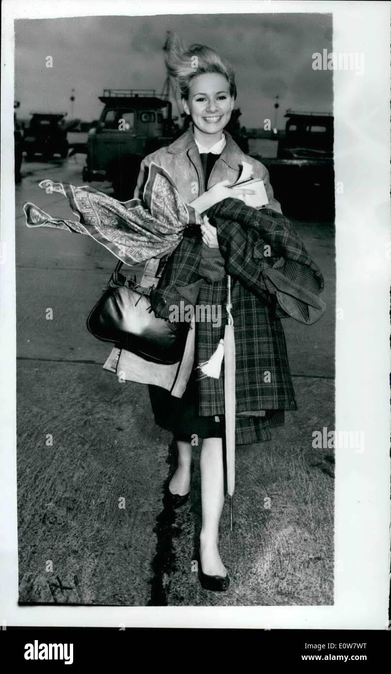 01 janv., 1962 - ''CLÉOPÂTRE'' L'ACTRICE À LONDRES À L'AUDITION POUR LES NOUVEAUX LÂCHE ENCORE DE L'actrice FRANGHESCA ANNIS est arrivé à l'aéroport de Londres cet après-midi à l'audition pour la nouvelle Noel Coward encore de naviguer loin. qui est d'ouvrir prochainement dans le West End. Elle est apparue dans le film ''CLÉOPÂTRE'', actuellement en cours à Rome et avec Elizabeth Taylor, PHOTO MONTRE : FRANCIIESQA ANNIS à l'arrivée à l'aéroport cet après-midi Banque D'Images