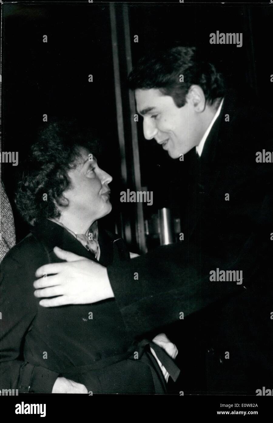 11 novembre 1961 - Edith Piaf fait un Come Back -- En tant que spectateurs : Pour la première fois après sa longue maladie Piaf a fait une apparition publique lorsqu'elle a assisté à la première de Robert Hossein de neuf Le jeu de la Varite à champs-Ulysses theatre hier soir. Edith Piaf avec Robert Hossein. Banque D'Images