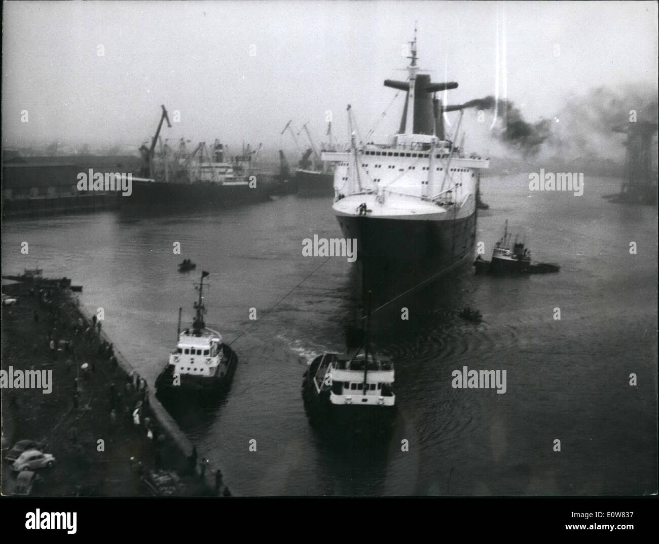 Novembre 11, 1961 - ''France'' se prépare pour des essais en mer. : Le nouveau paquebot français ''France'' fera ses premiers essais en mer le 19 novembre. Photo montre la ''France'' sur le chemin de ses nouveaux quais à saint -Nazaire yesterda. Banque D'Images