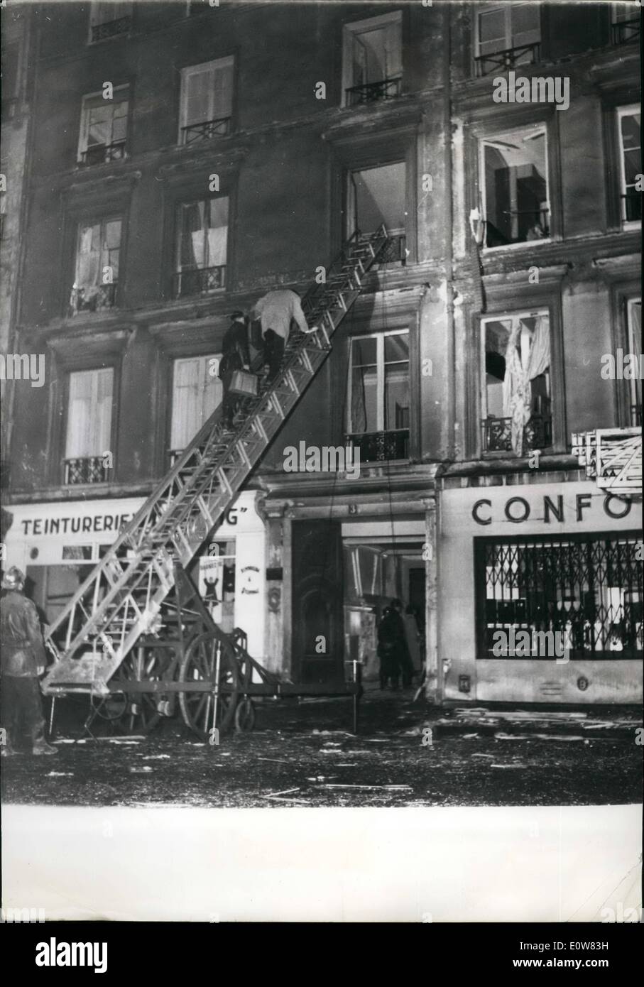 11 novembre 1961 - Dommages-intérêts bombe plastique édifice de quatre étages. : une bombe en plastique sérieusement endommagé un édifice de quatre étages dans la Rue De Banque D'Images