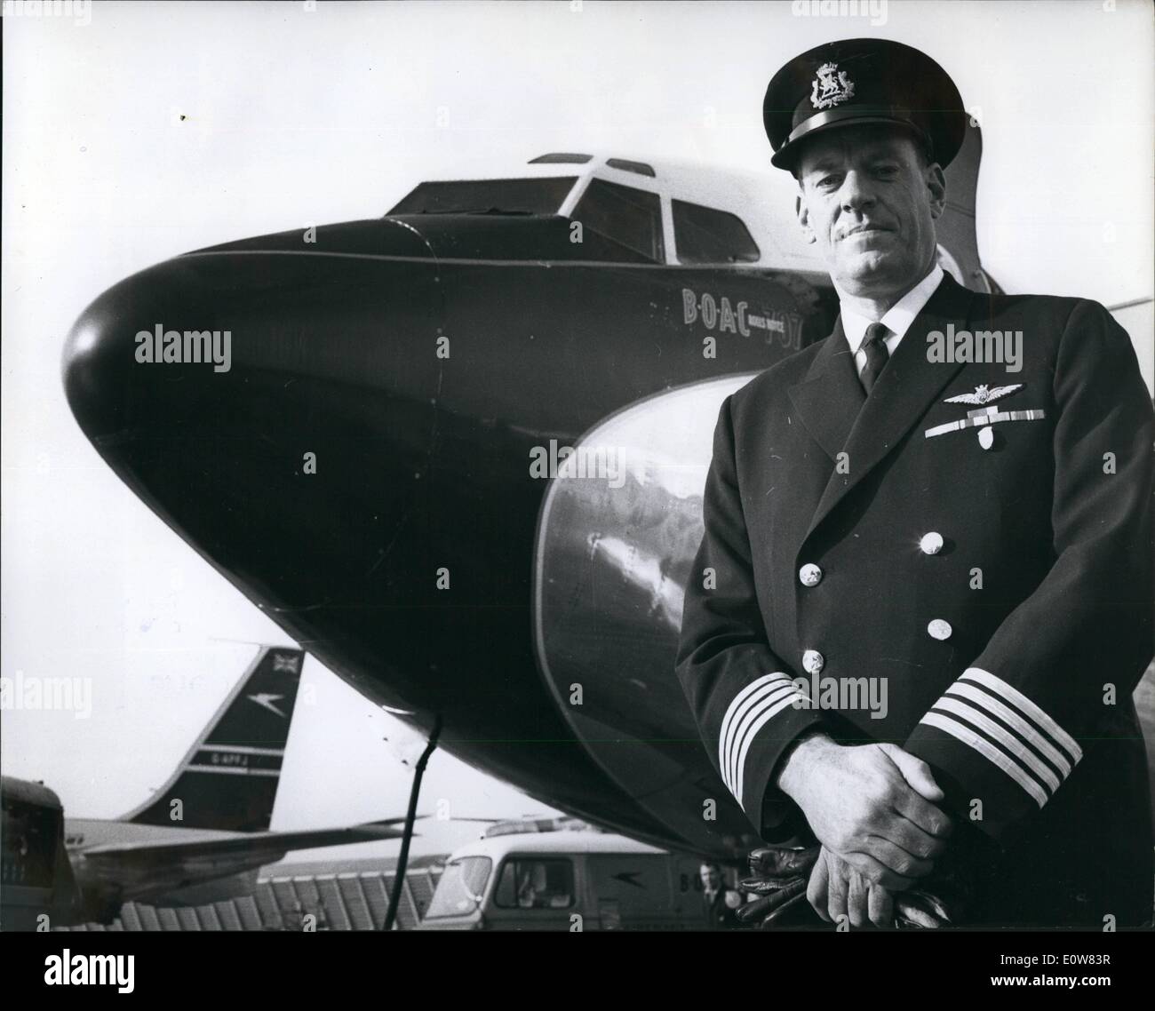 11 novembre 1961 - Le vol de la Reine w pour le Ghana : Photo présente à l'aéroport de Londres hier - Le Capitaine J. Woodman, à partir de la Cat Banque D'Images