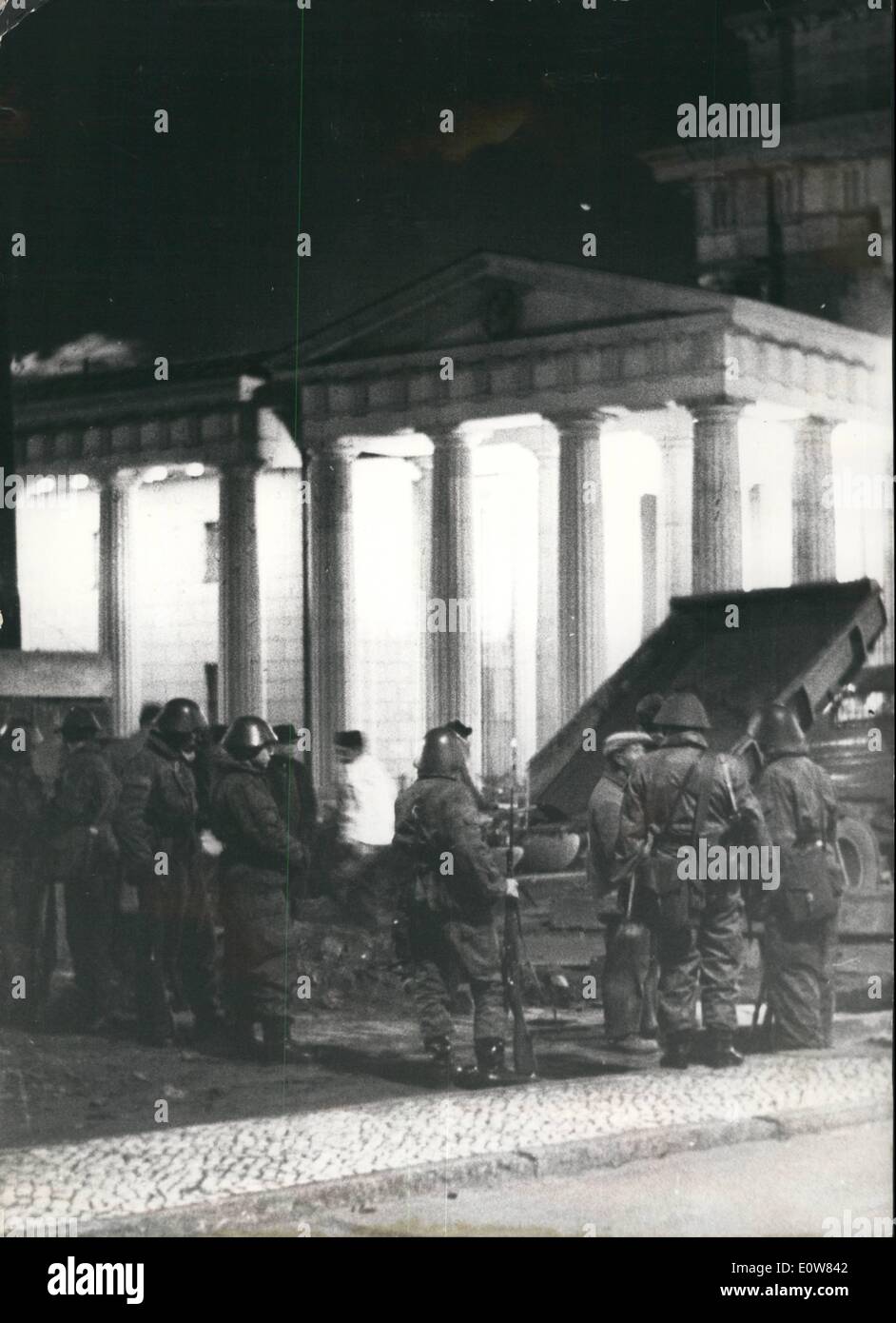 11 novembre 1961 - Nouveaux murs et blocs de réservoir dans le secteur soviétique de Berlin. Aujourd'hui à la nuit derrière le mur mur de béton construit de nouveaux travailleurs et le réservoir des blocs sous la garde d'un grand nombre de ''Volkspolizei''. Les constructions des nouveaux blocs sont exactement 100 jours plus tard que la construction du premier mur. OPS : ''Volkspolizei'' regarder aux travailleurs qui doivent construire les nouveaux blocs avant la Porte de Brandebourg. Banque D'Images