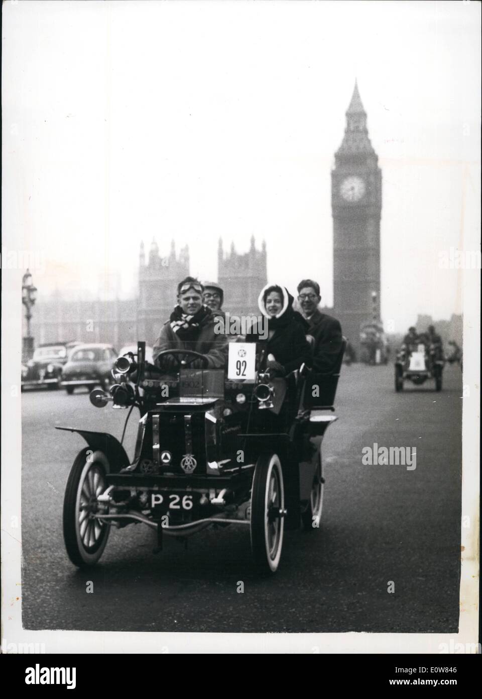 11 novembre 1961 - Le Londres à Brighton Veteran Car Run : de nombreux londoniens se sont réunis à Hyde Park tôt ce matin pour regarder le début de l'Royal Automobile Club's ''Journée de l'Émancipation'' anniversaire Voiture vétéran courir à Brighton. Toutes les entrées d'aujourd'hui ont été construits avant 1905 - et les sept plus vieux de 65 ans. Photo montre : avec la célèbre Big Ben en arrière-plan l'une des voitures anciennes - 1902 Un ''DEnnis'' (6 h.p) conduit par M. J. Dennis (le propriétaire), passe au-dessus de Westminster Bridge sur son chemin jusqu'à Brighton, ce matin. Banque D'Images